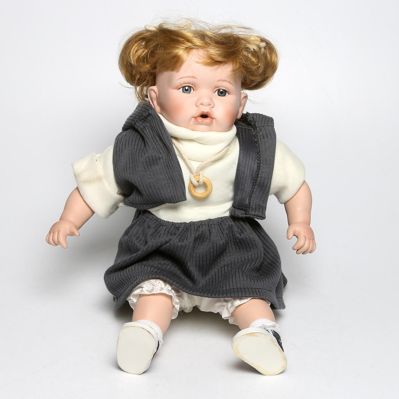 DOCKA, porslin med stoppad kropp, Highlands International, 1900-talets andra hälft.