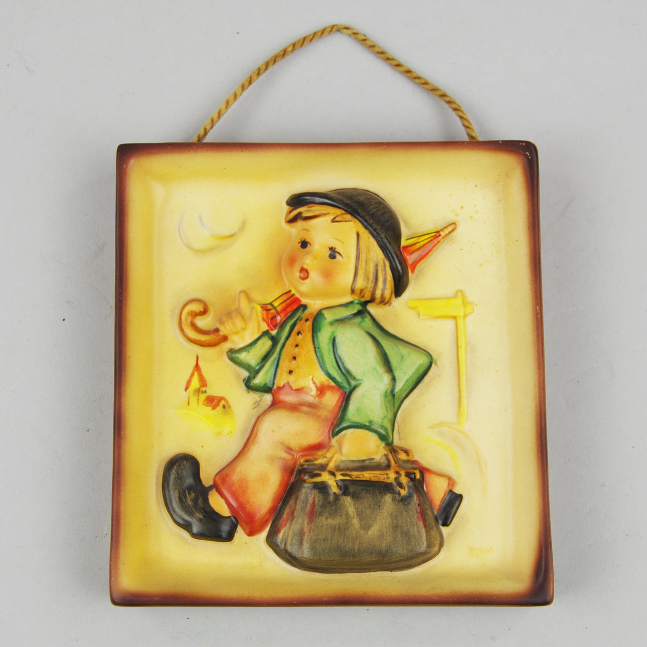 VÄGGRELIEF, pojke med paraply, Hummel.