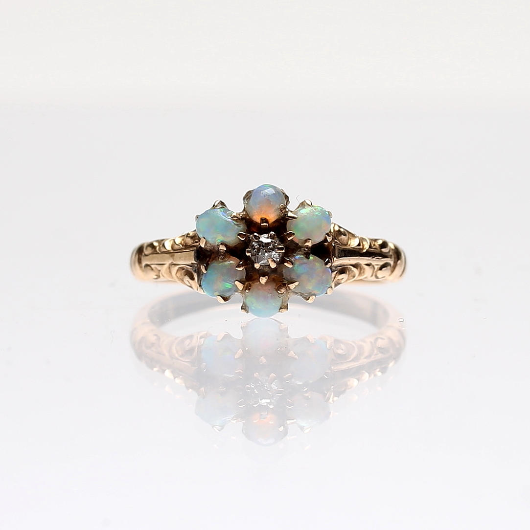 RING, 14k guld med opaler samt liten diamant.