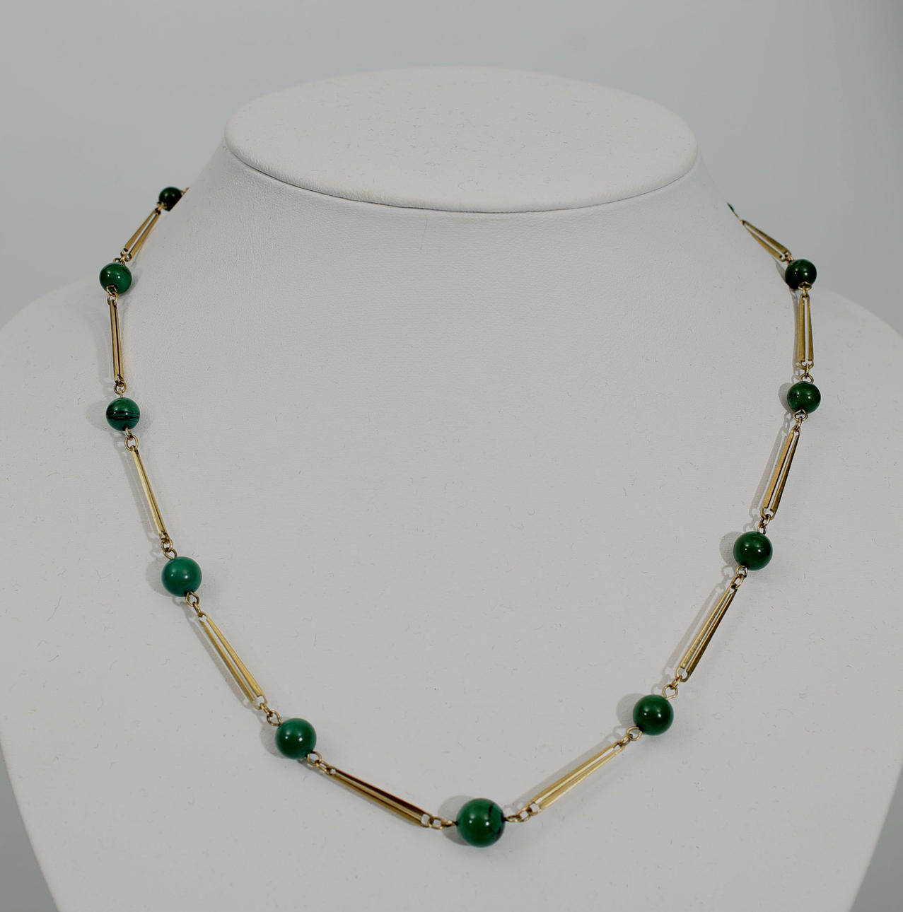 HALSBAND, 9K guld och gröna stenar, 8,5 gram.