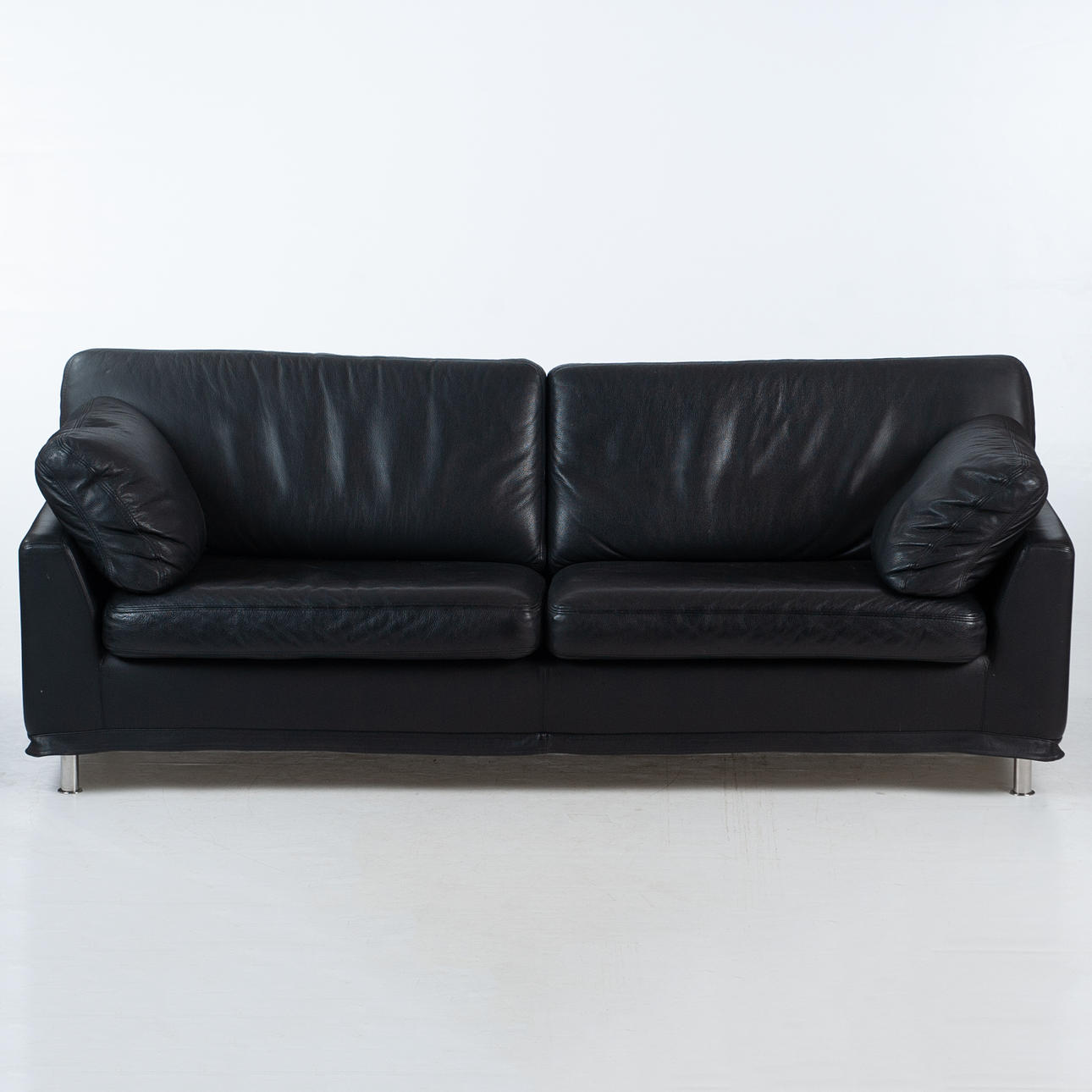 DUX tresitssoffa i svart läder.