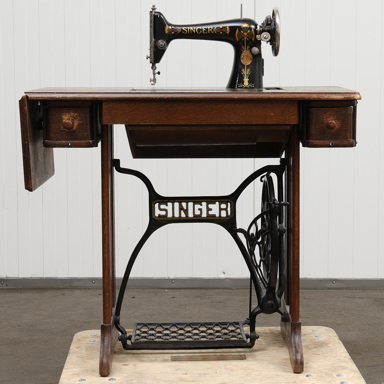 A SEWING MACHINE TABLE, Singer, wood & cast iron, early 20th century ...