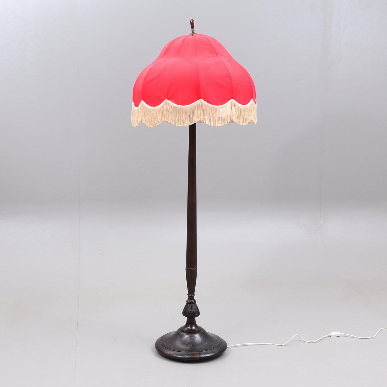 Eine Jugendstil-Stehlampe, frühes 20. Jahrhundert.