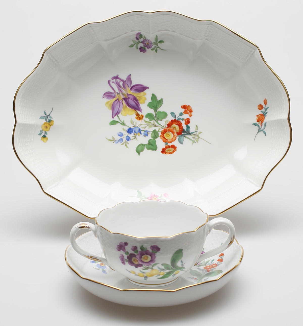 KONVOLUT MEISSEN. Skål/fat och soppskål med fat, 1900 tal.