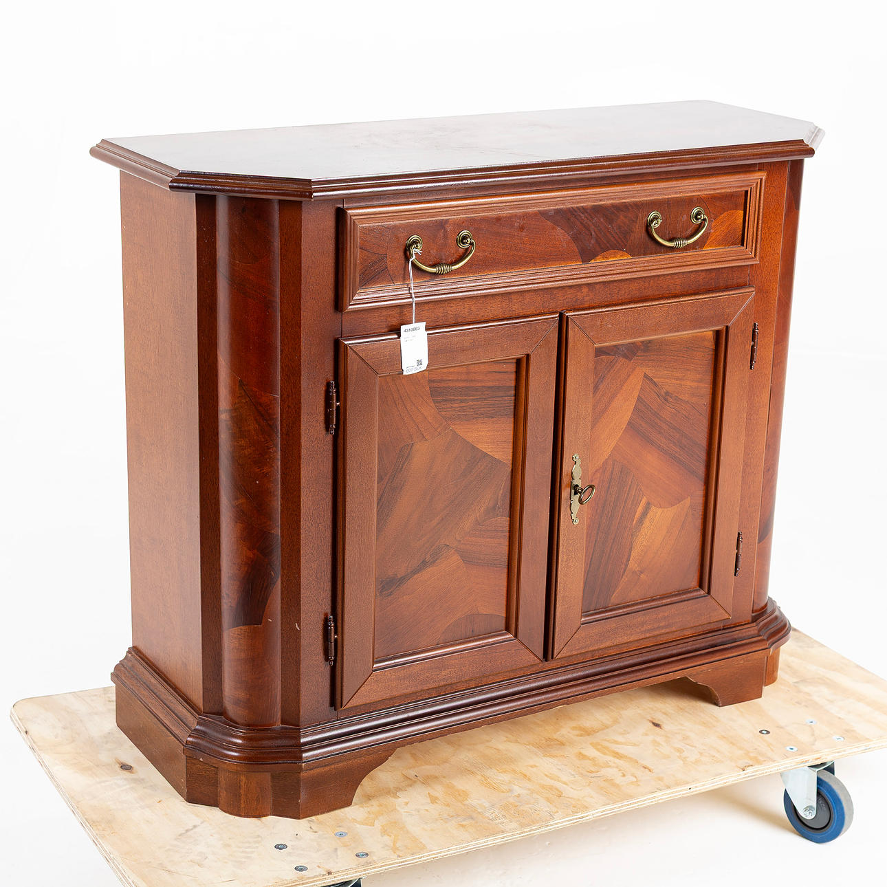 Un cofre de Còmoda de finales del siglo XX.