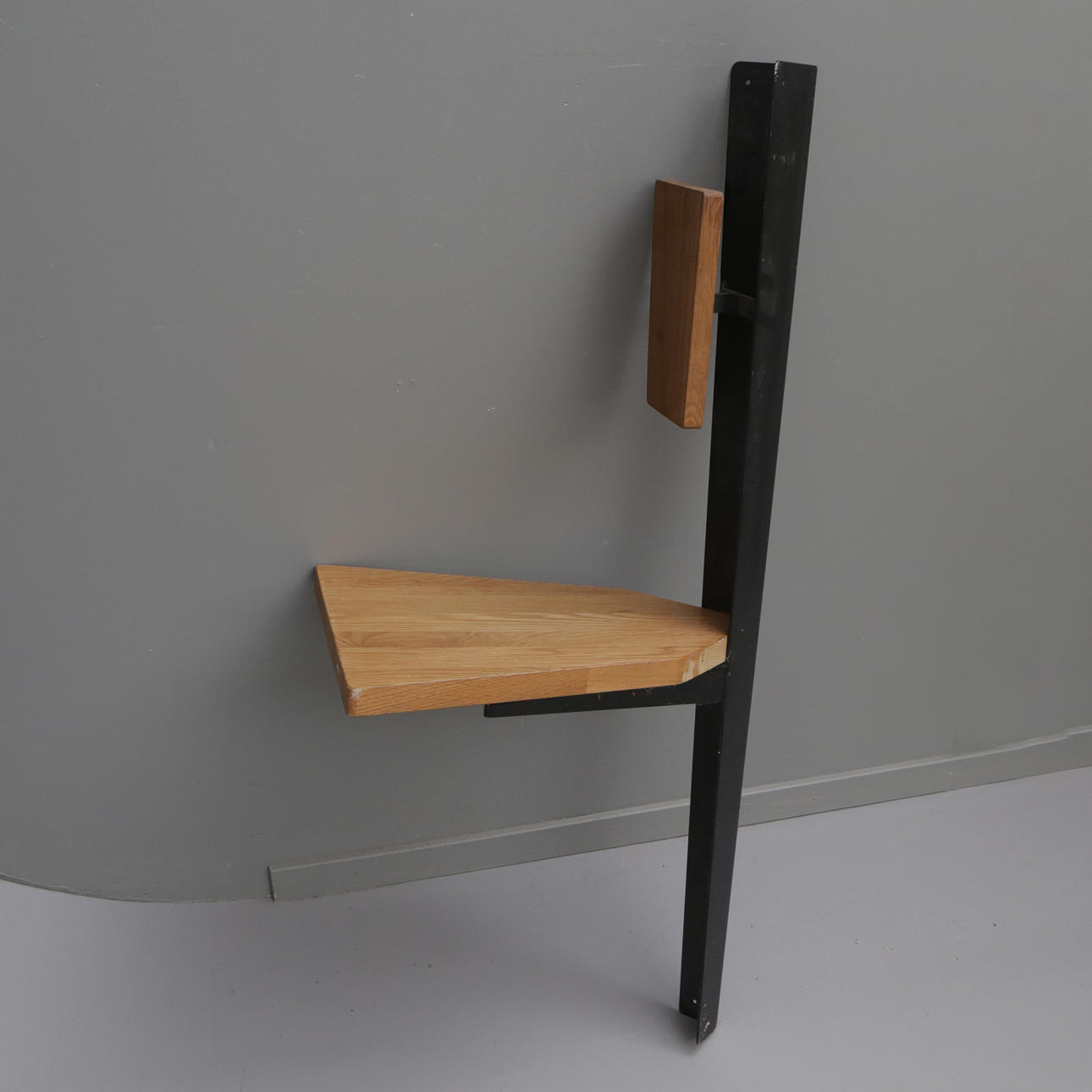 STOL, trä/metall, väggfast, hörnmonteras.