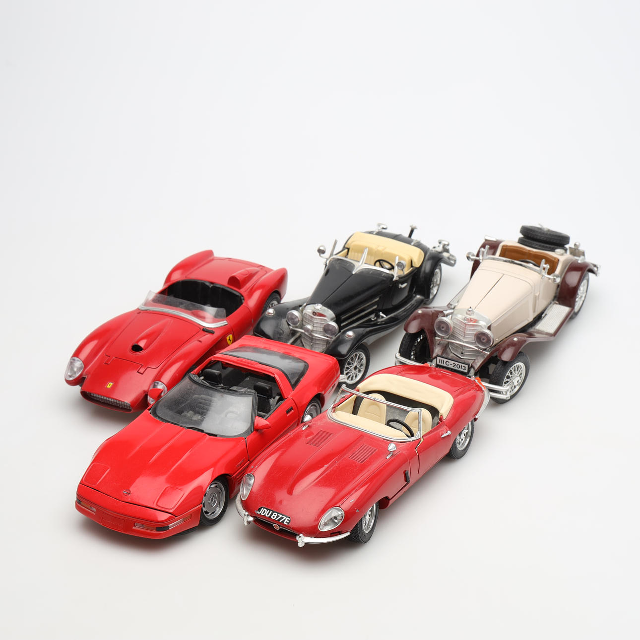 5 Modellautos, Burago und Maisto.