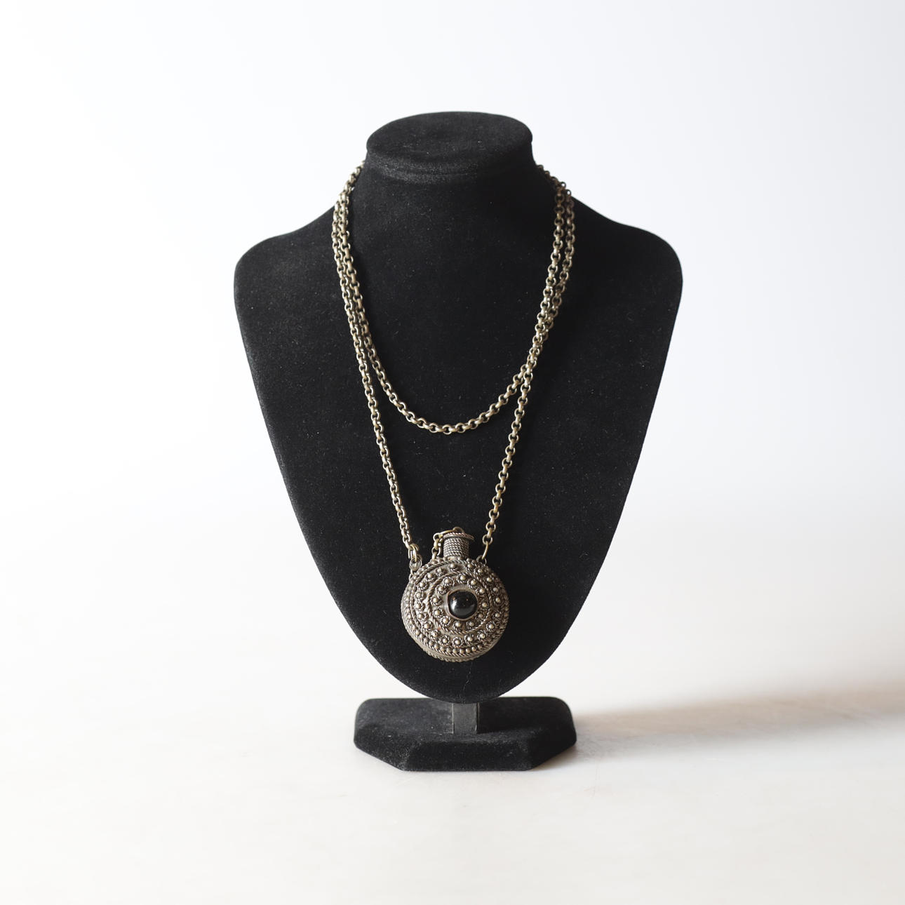 LUKTBOX, med kæde, orientalsk.