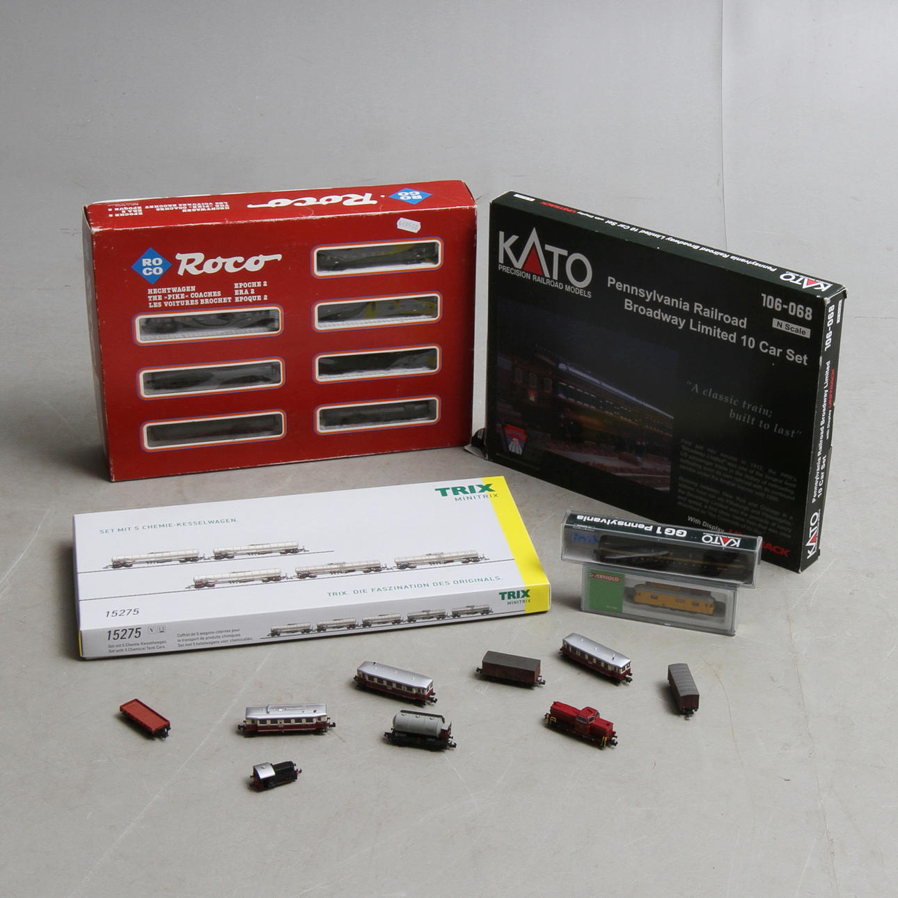 ROCO, KATO, ARNOLD tåg skala N. Fem lok och 6 vagnar. Tre tågsatser. Delvis originalkartonger.