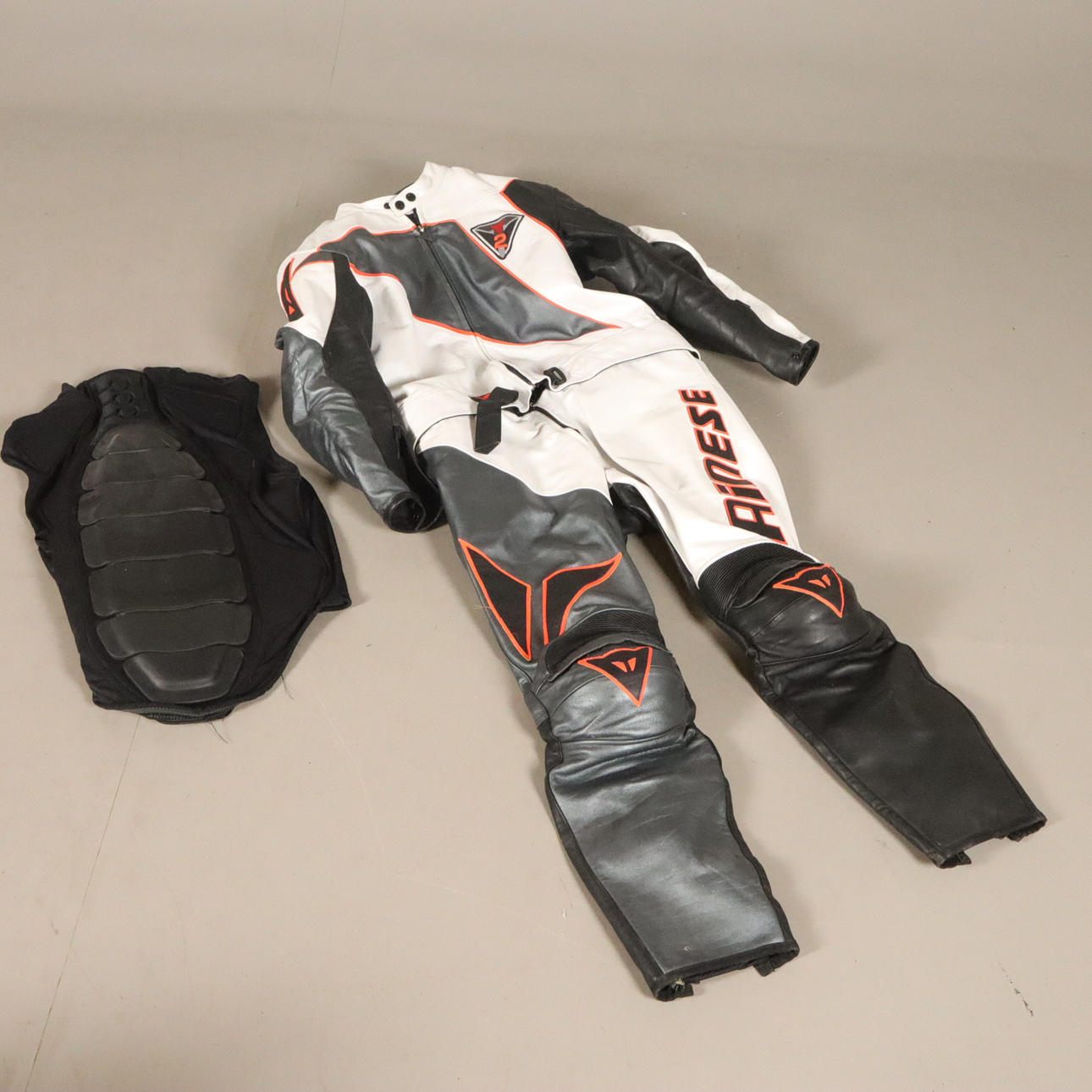 LEATHER STAND, size 58 Dainese.