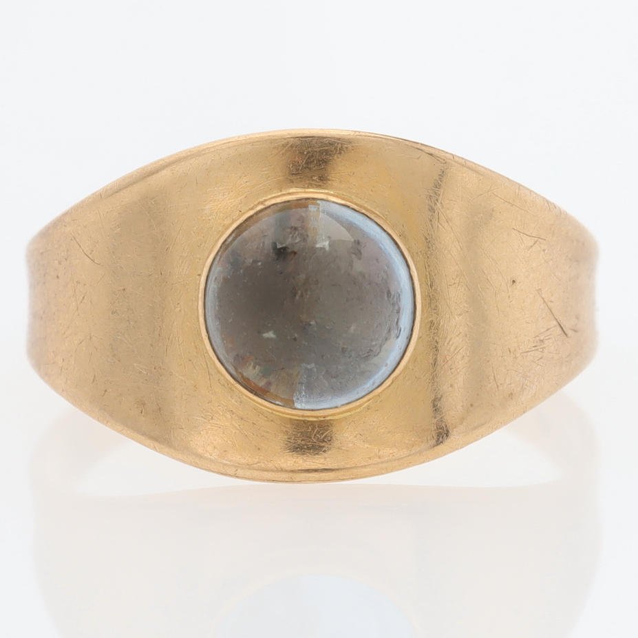 RING, 18K guld med lyseblå sten.