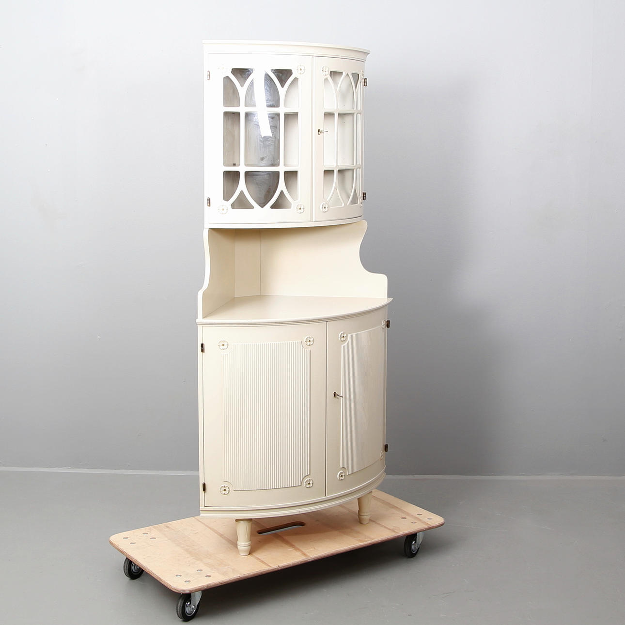 HÖRNSKÅP, Gustaviansk stil, 1900-talet.