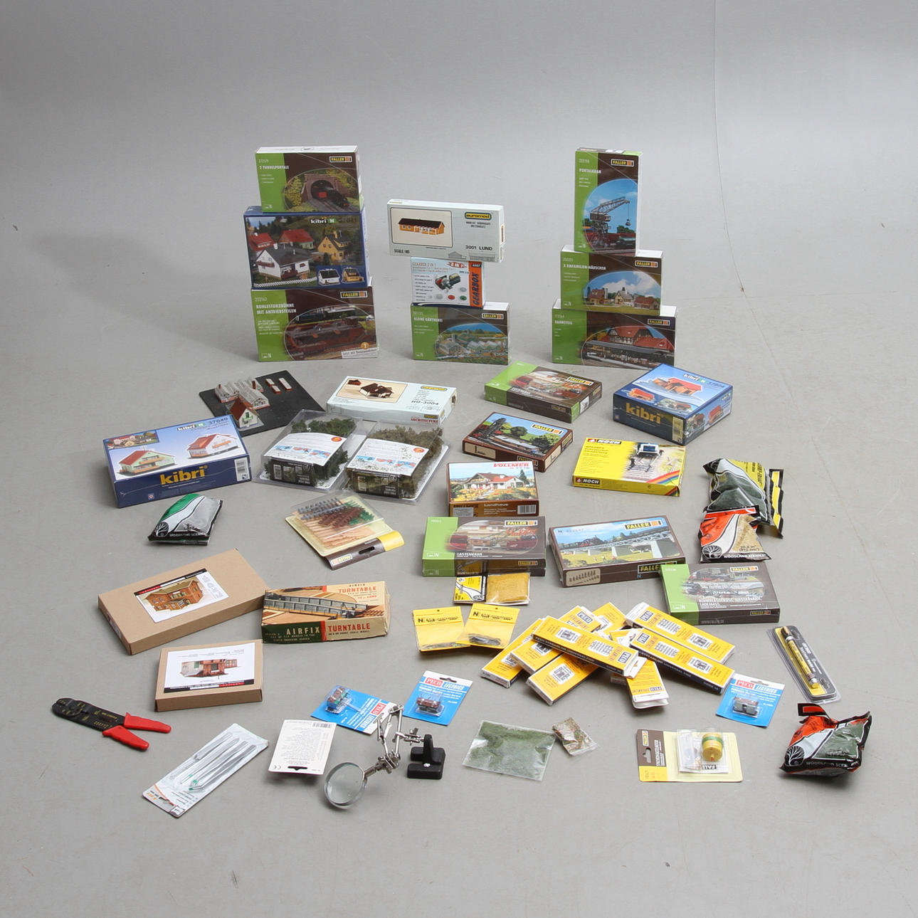 TÅGTILLBEHÖR skala N, byggnader, verktyg med mera. FALLER, WOLLMER, PECO NOCH med flera. TVÅ LÅDOR.