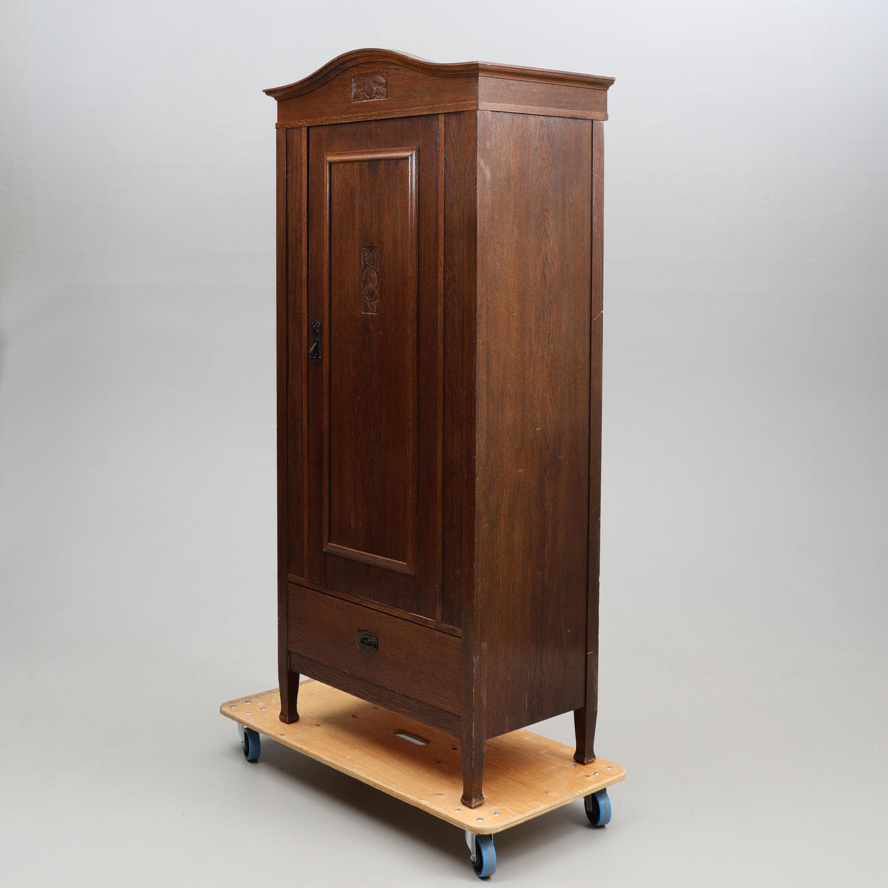 SKÅP. Äpplet, ek, jugend, 1900-talets första hälft.