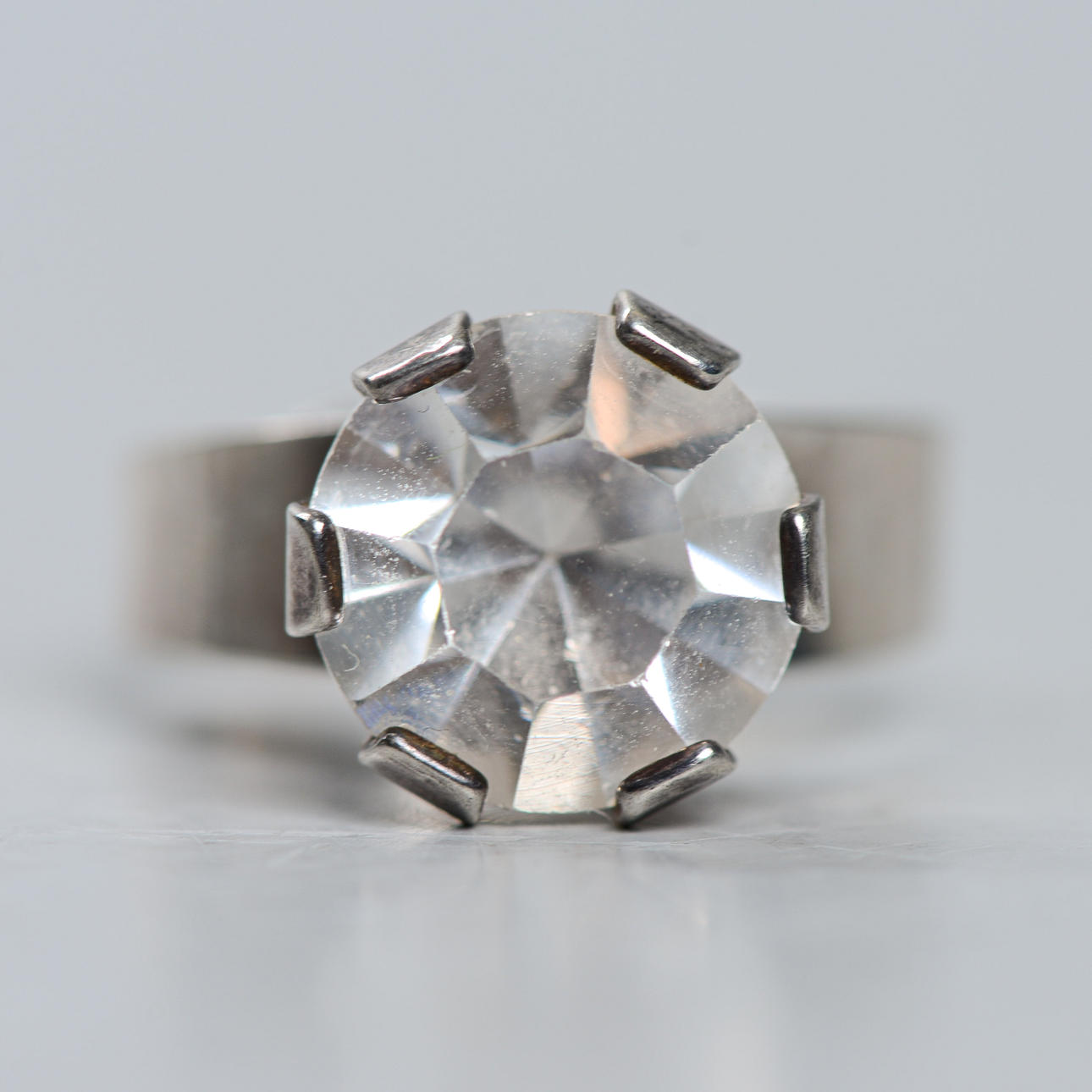 RING, sterlingsilver med vit sten, Göran Hedberg, Dalsjöfors, 1992.