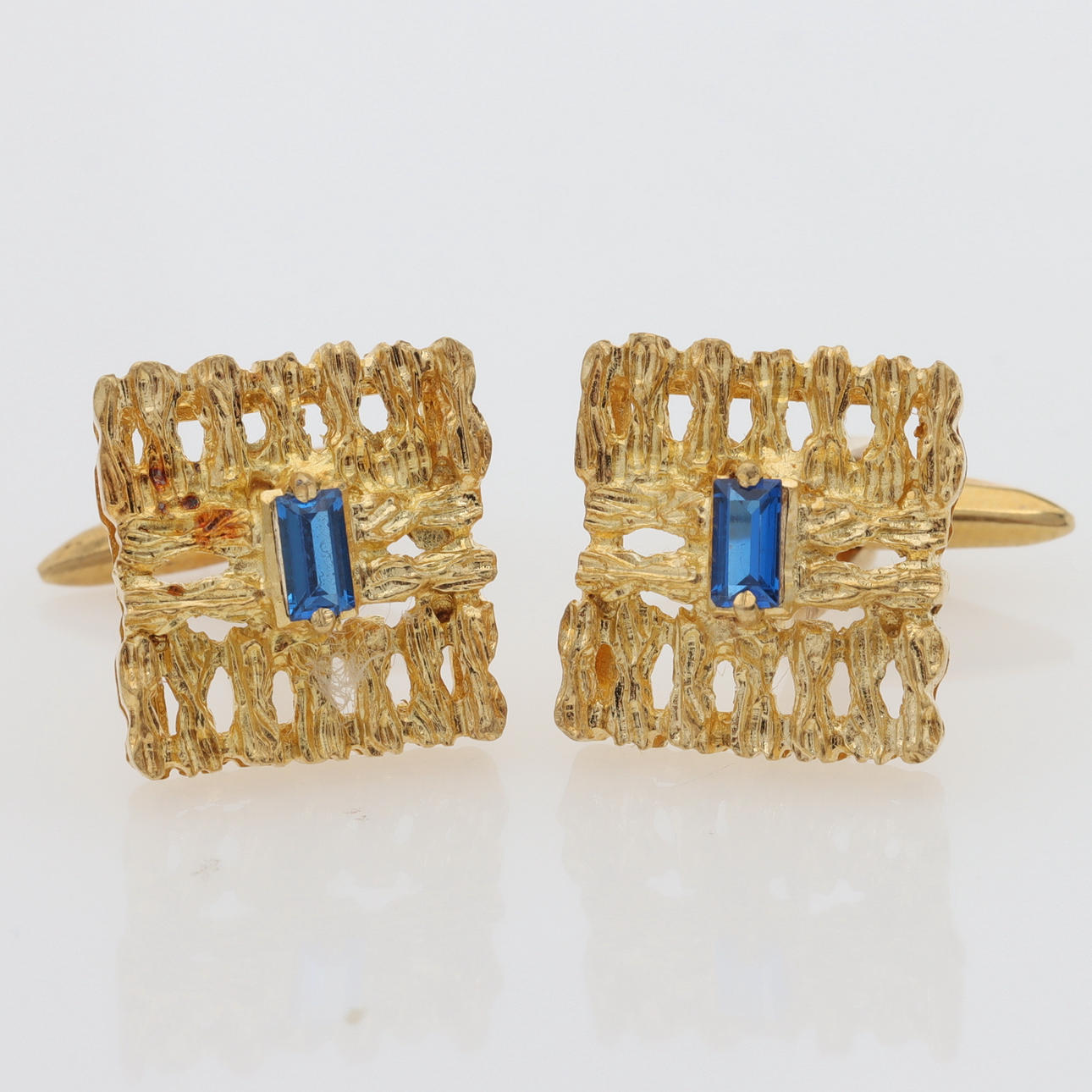 MANCHETKNAPPER, et par, 18K guld med blå spineller.