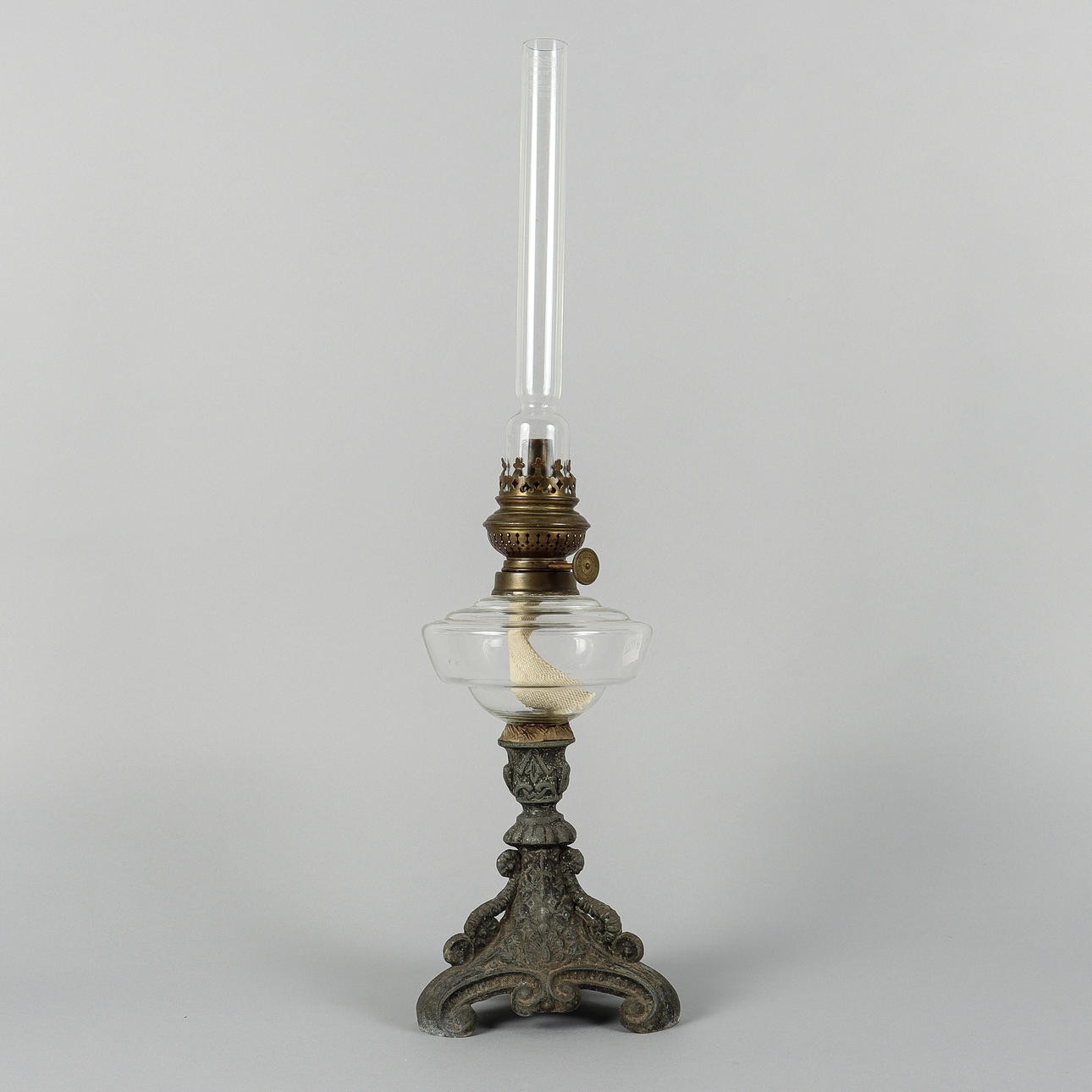 BORDPETROLEUMLAMPE med metalbase.