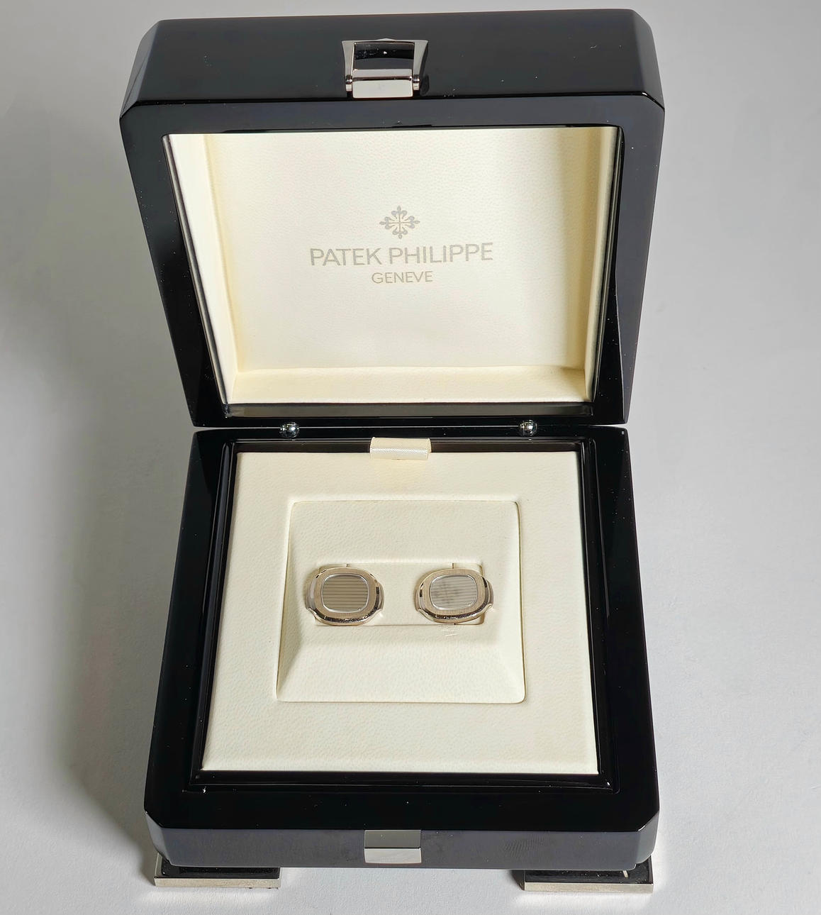 NAUTILUS WHITE GOLD. PATEK PHILIPPE. TWINS.