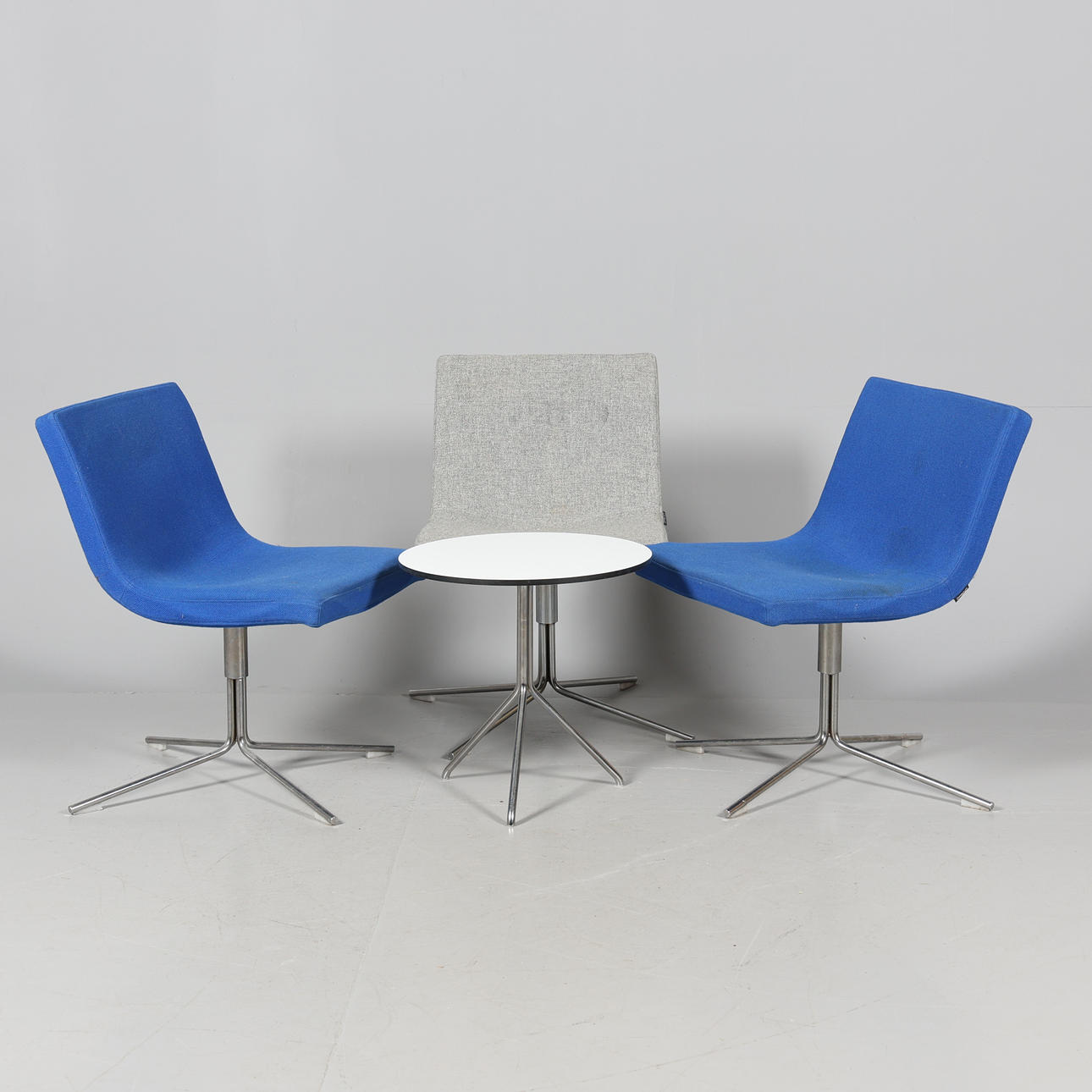 SPINNING CHAIRS and TABLE, 4 pieces, Offect.