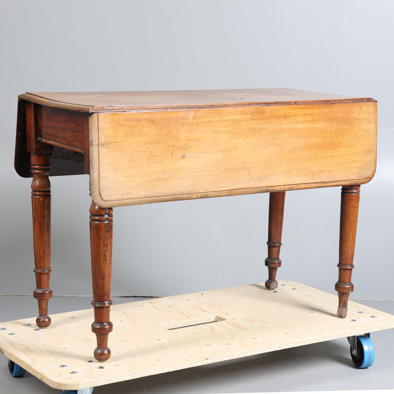 A VICTORIAN MAHOGANY PEMBROKE TABLE.