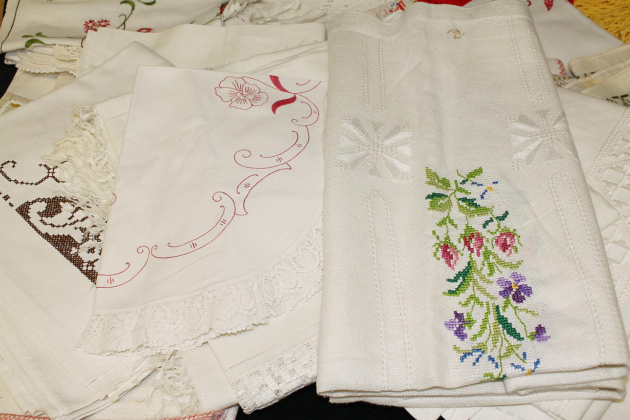 DUKAR, handbroderade virkade, mm.