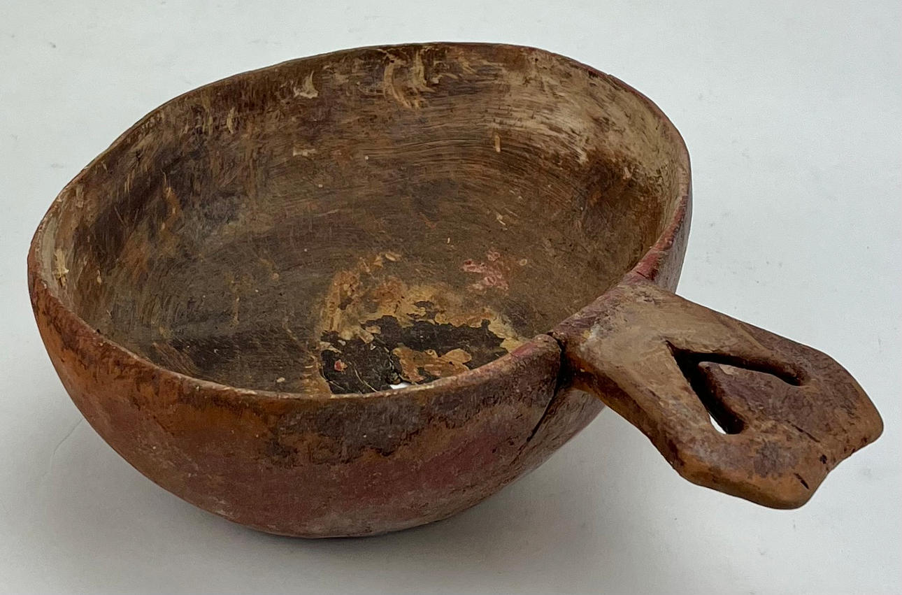 Eine Holzschale, Almoge, datiert 1836.