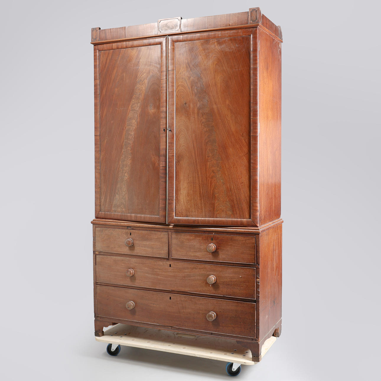 ET VICTORIANSK MAHOGNI LINNEDSKAB.