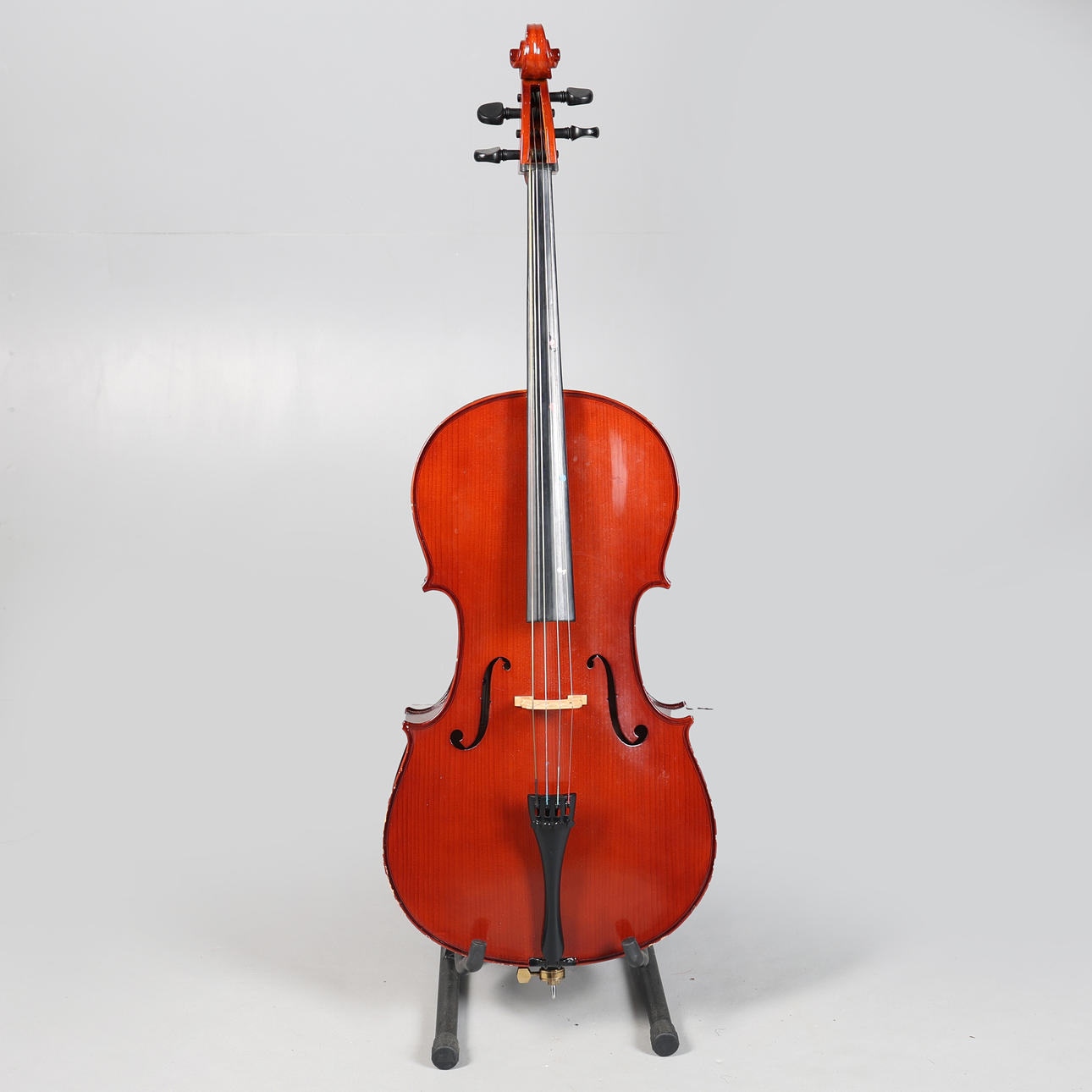 SOUNDPOST „MAYFLOWER“ MIT GEHÄUSE, 1/2 CELLO UND BOGEN.