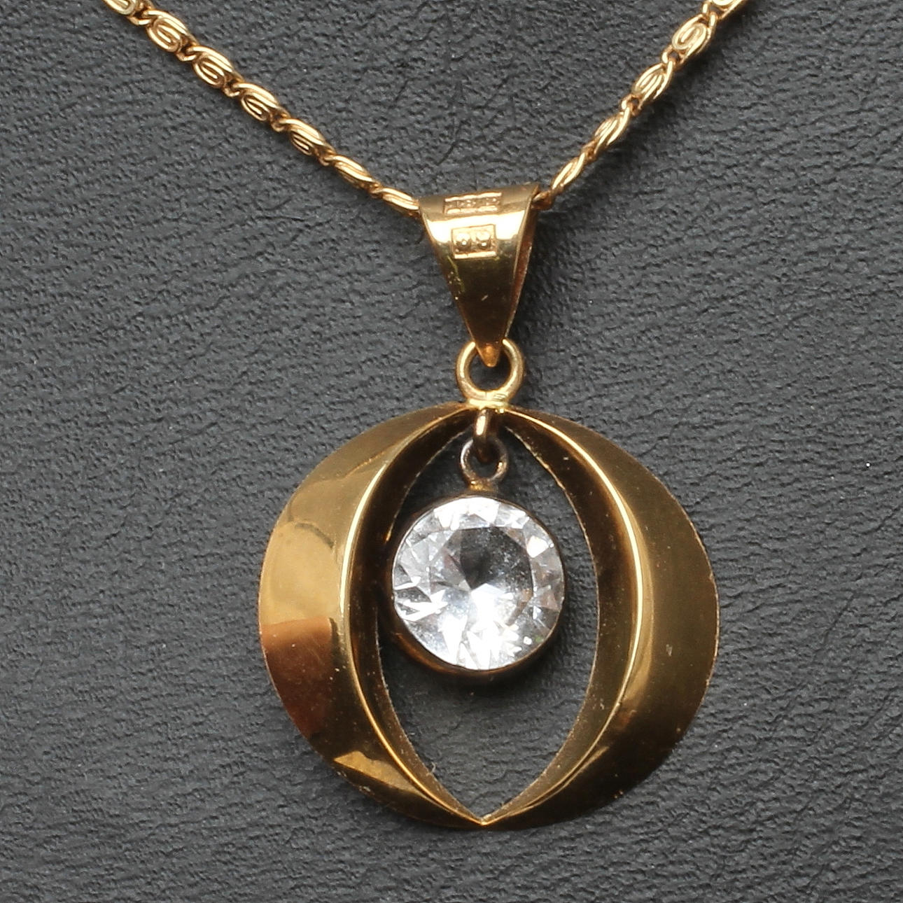 HÄNGE med vit sten samt HALSKEDJA, 18k guld, 1900-tal.