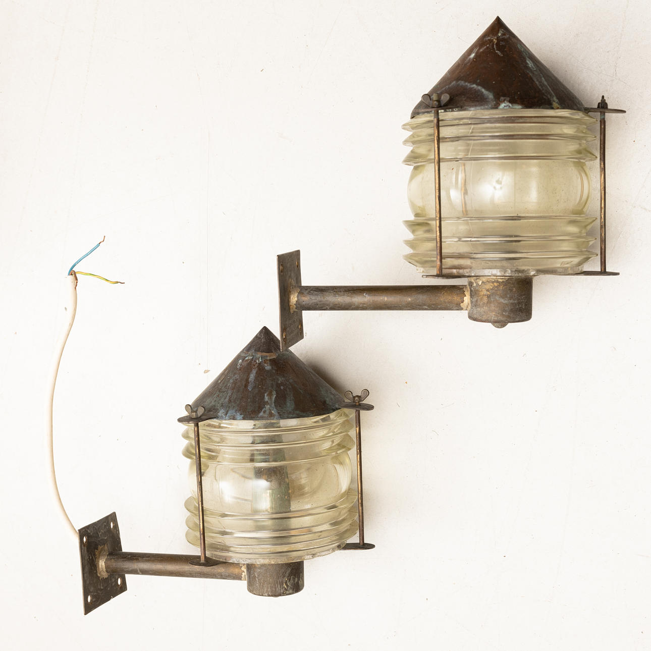 VÆGLAMPER, et par, kobber og glas, 1900-tallet.