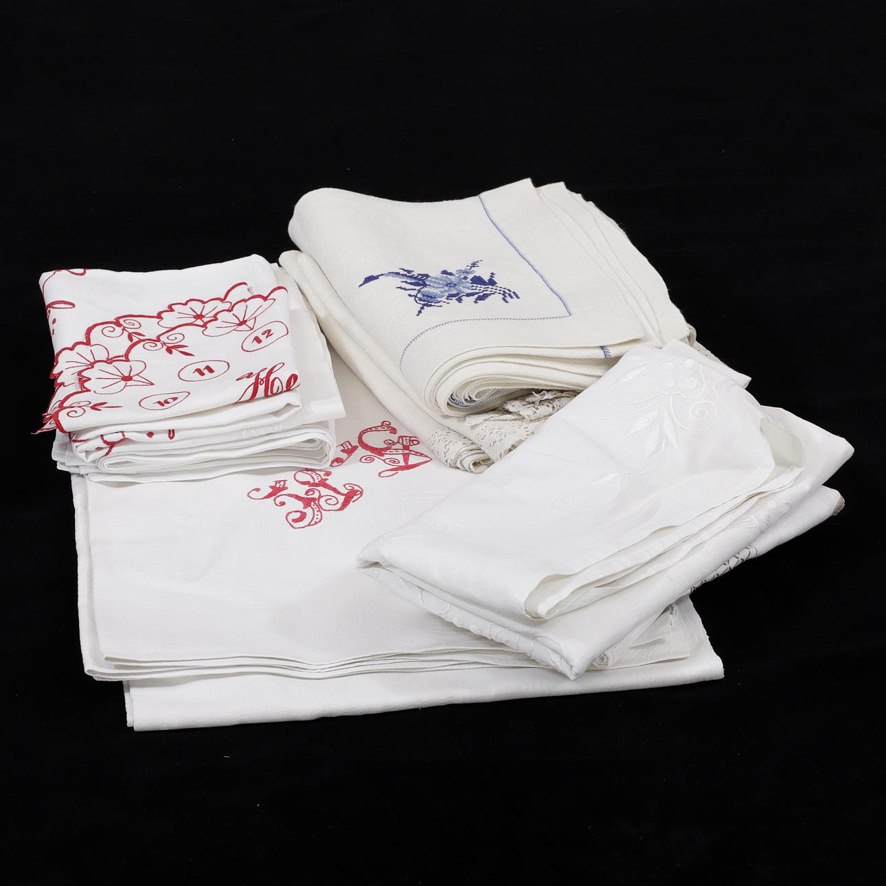 PÖYTÄLIINAT, 8 kpl, kirjailtu.