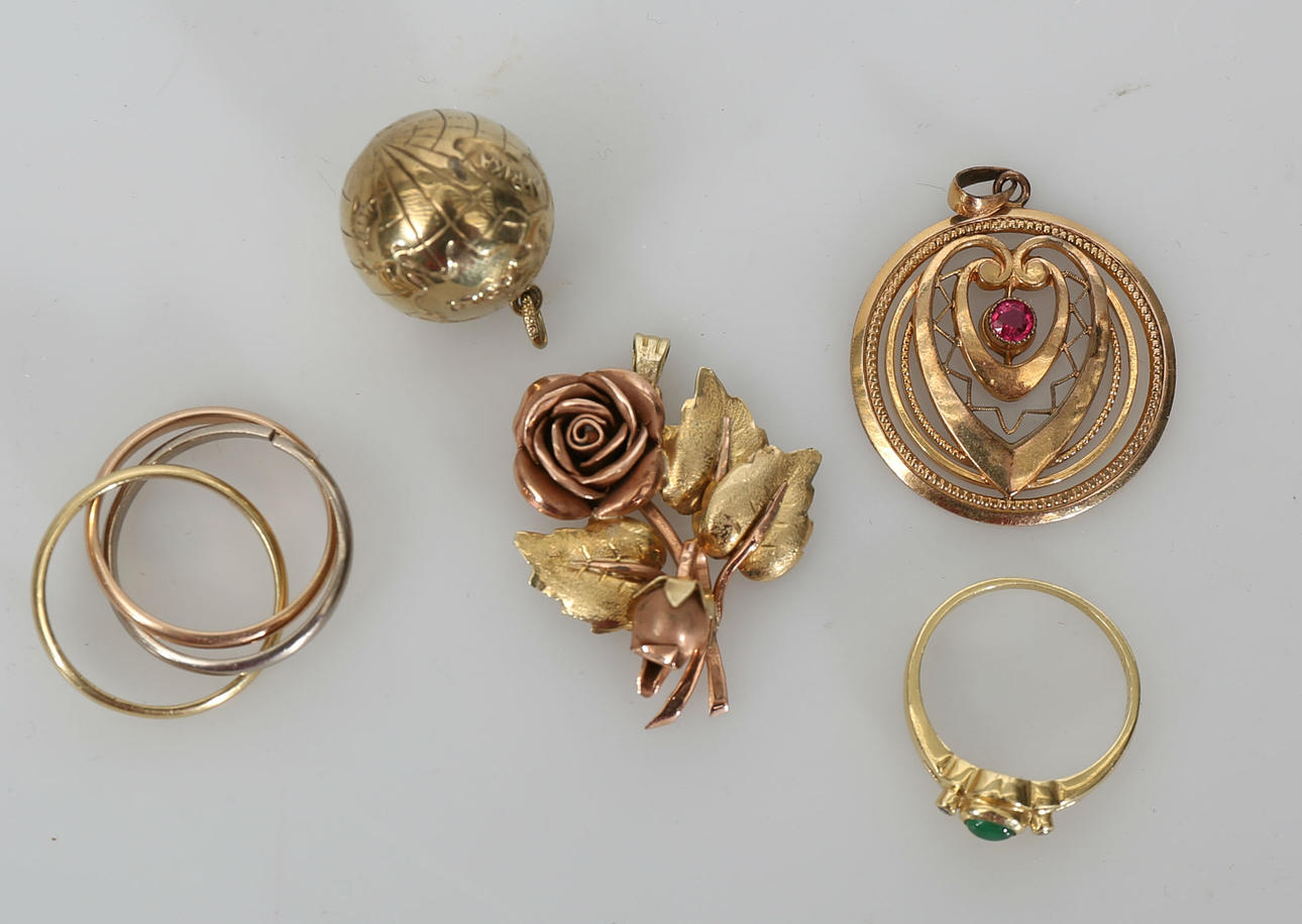 SMYCKEN, 14 och 18K guld, 5 delar, total vikt 17,5 gram.