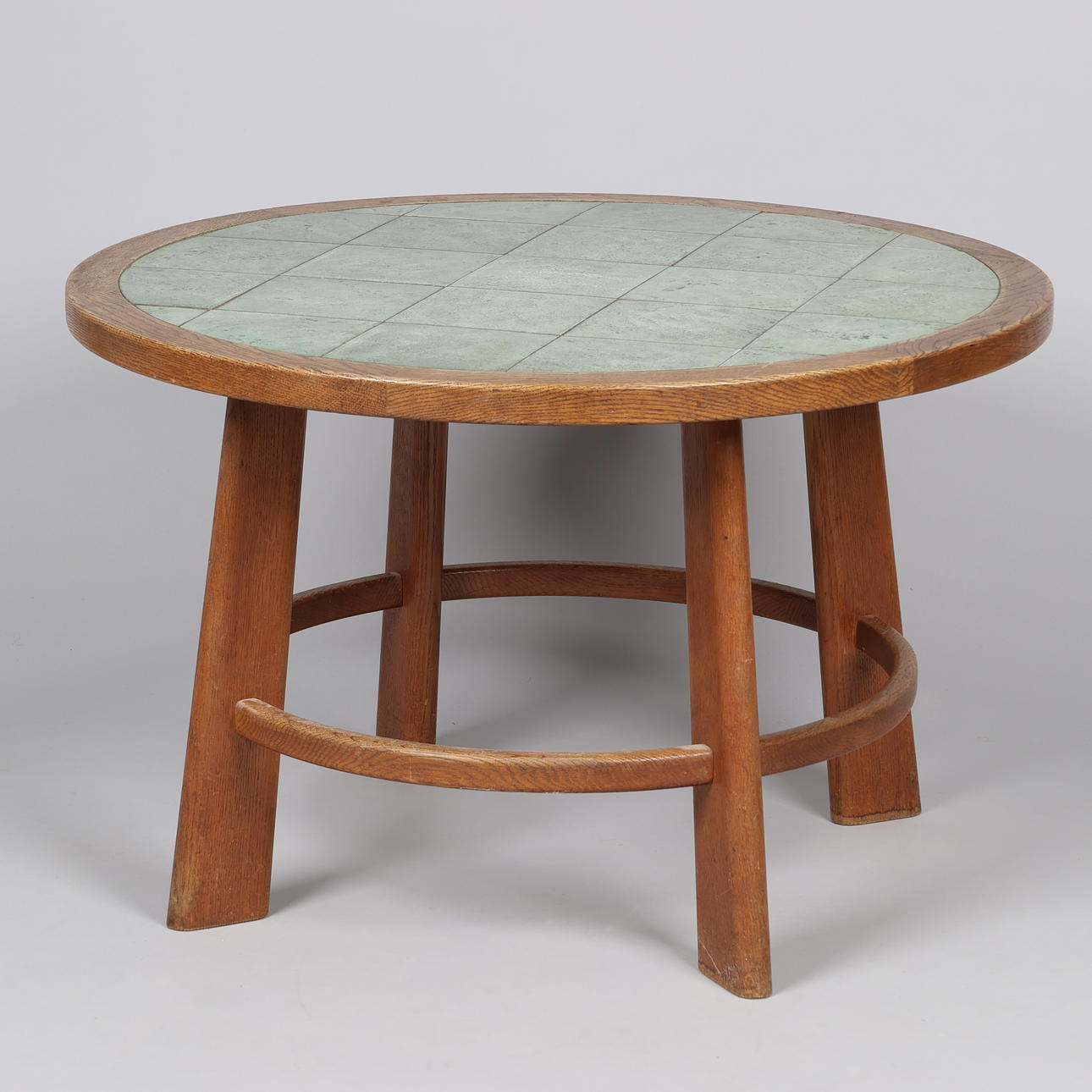OTTO FÆRGE. ZUGESCHRIEBEN. Runder Couchtisch aus massiver Eiche, Tischplatte mit Fliesen montiert, Dänemark, um 1940er Jahre. Möbel - Couchtische