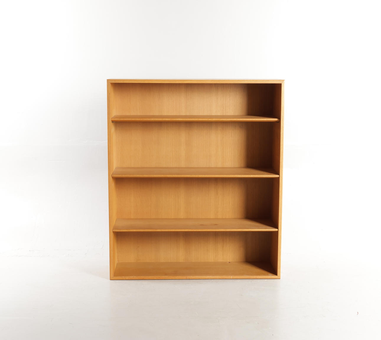 BØRGE MOGENSEN. Bookcase made of oak, front with removable shelves. Manufactured and branded at Søborg Møbler, 1950-60s.