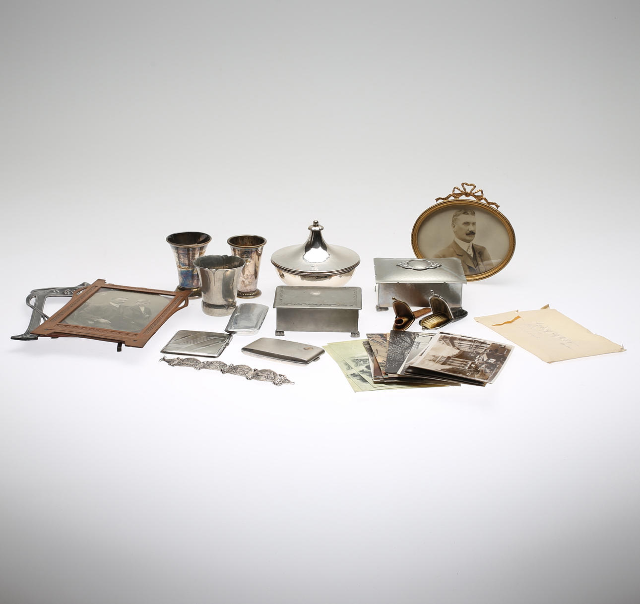 PARTI DIVERSE, bl.a ramar, cigarettetuier mm, i huvudsak jugend, 1900-talets början.