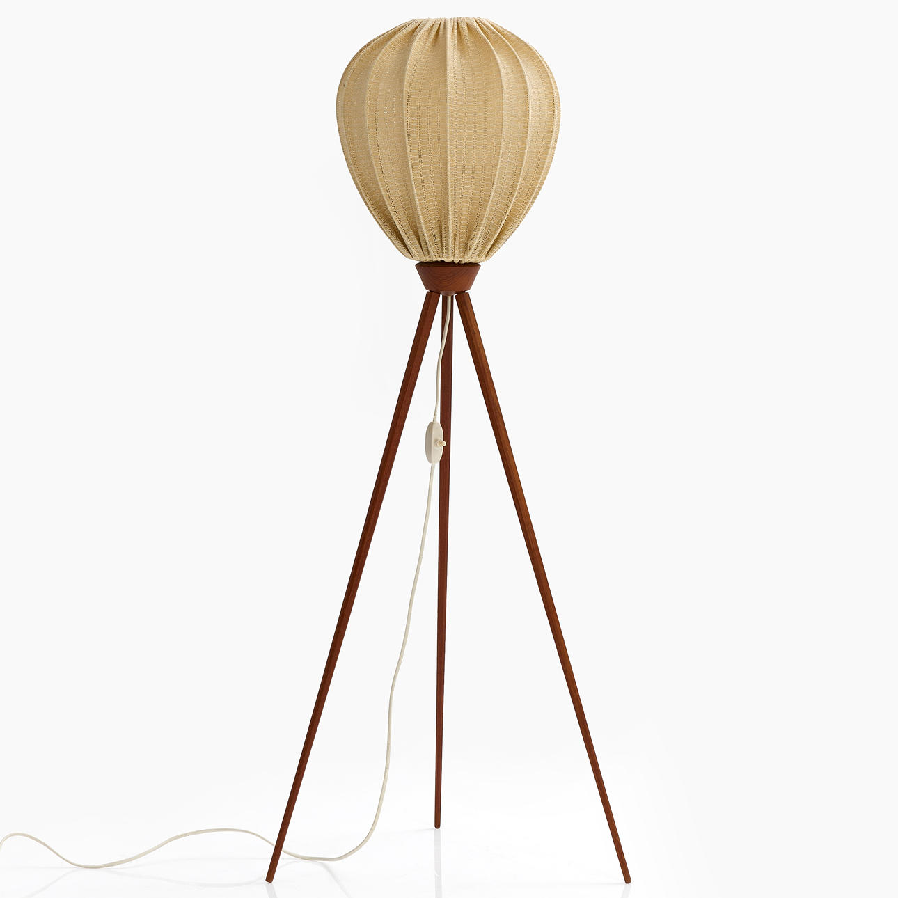 GULVLAMPE, 1950/60'er, tre ben, tekstilskærm.