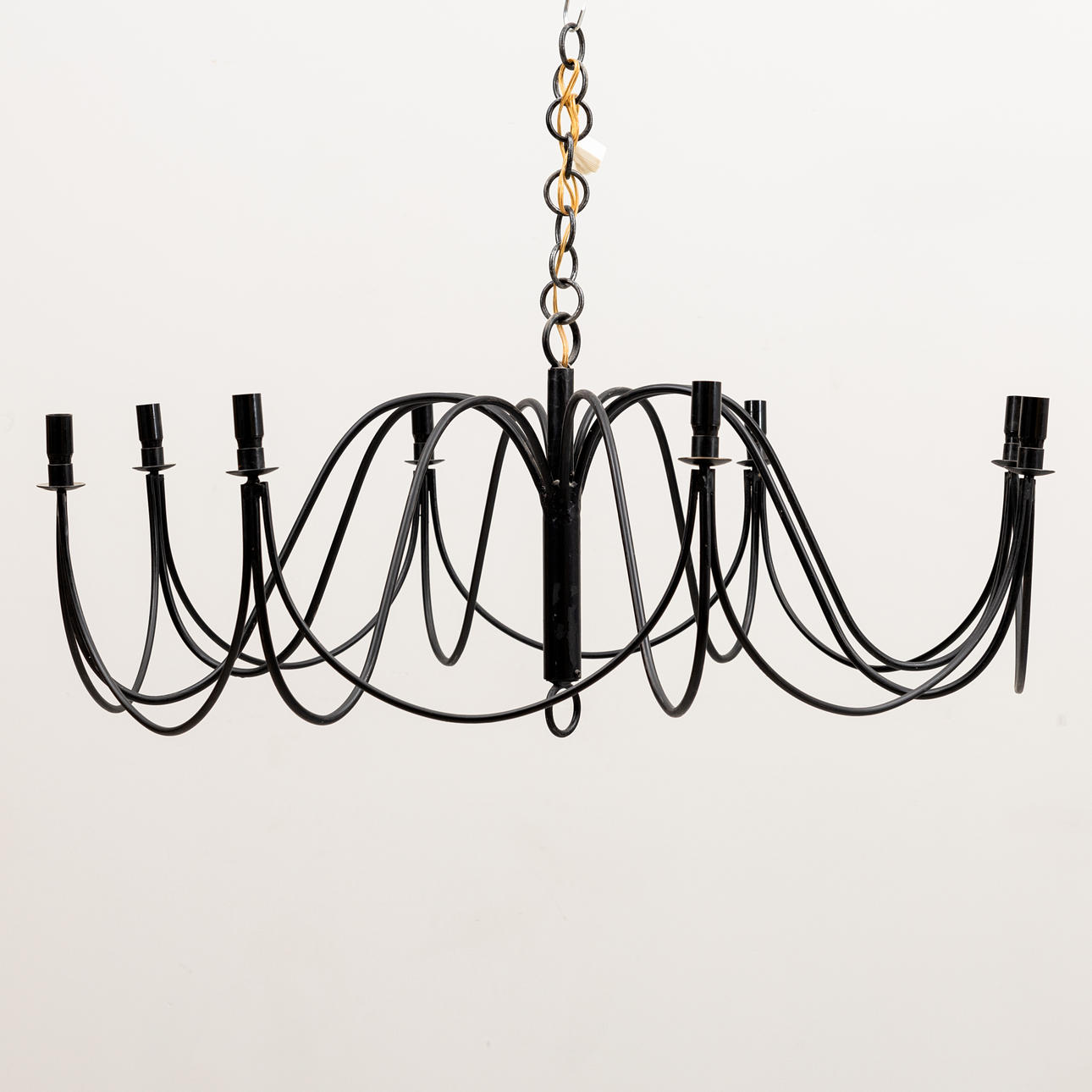 Lackierter schmiedeeiserner Kronleuchter, 21. Jahrhundert.