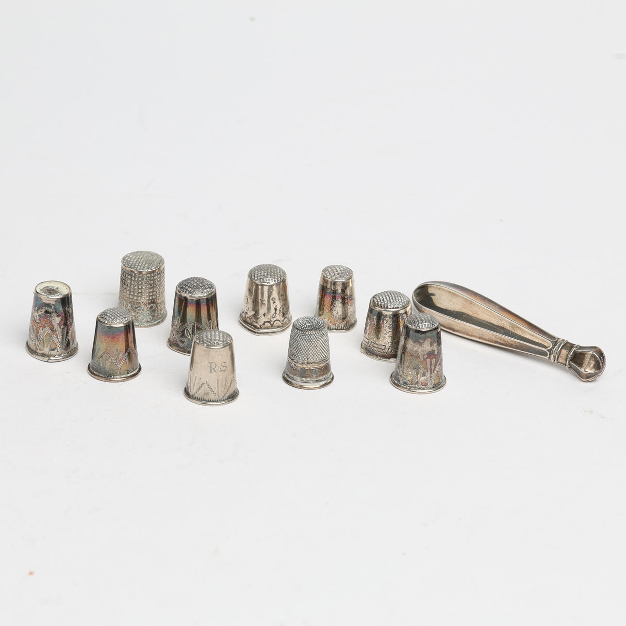10 silver thimbles and a needle case, 19th/20th century.