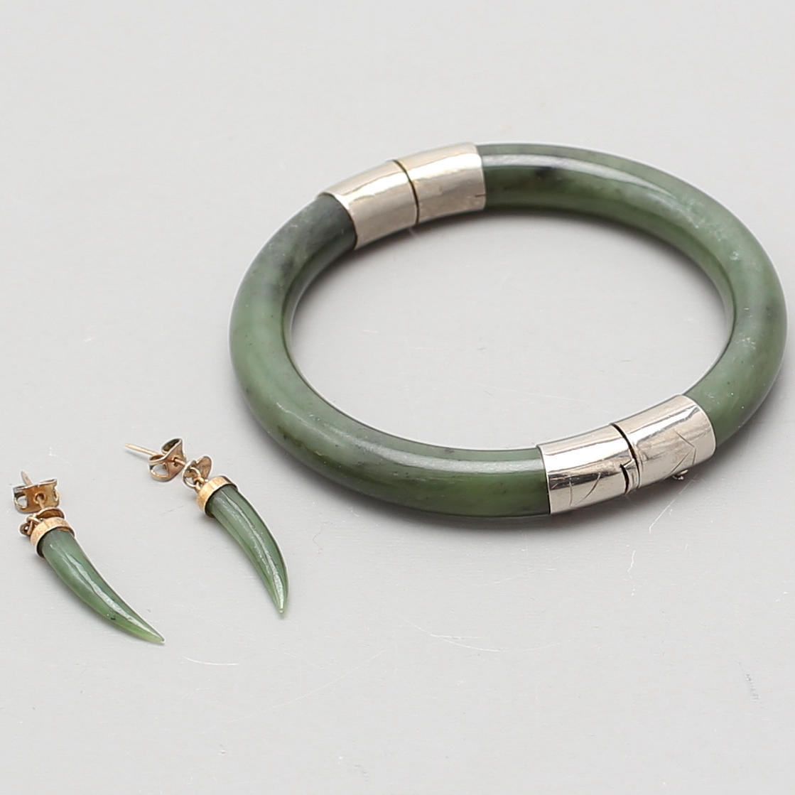 ARMRING samt ÖRHÄNGEN, jade.