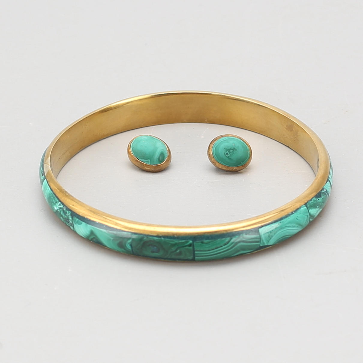 ARMRING samt ÖRHÄNGE, malakit, mässing.