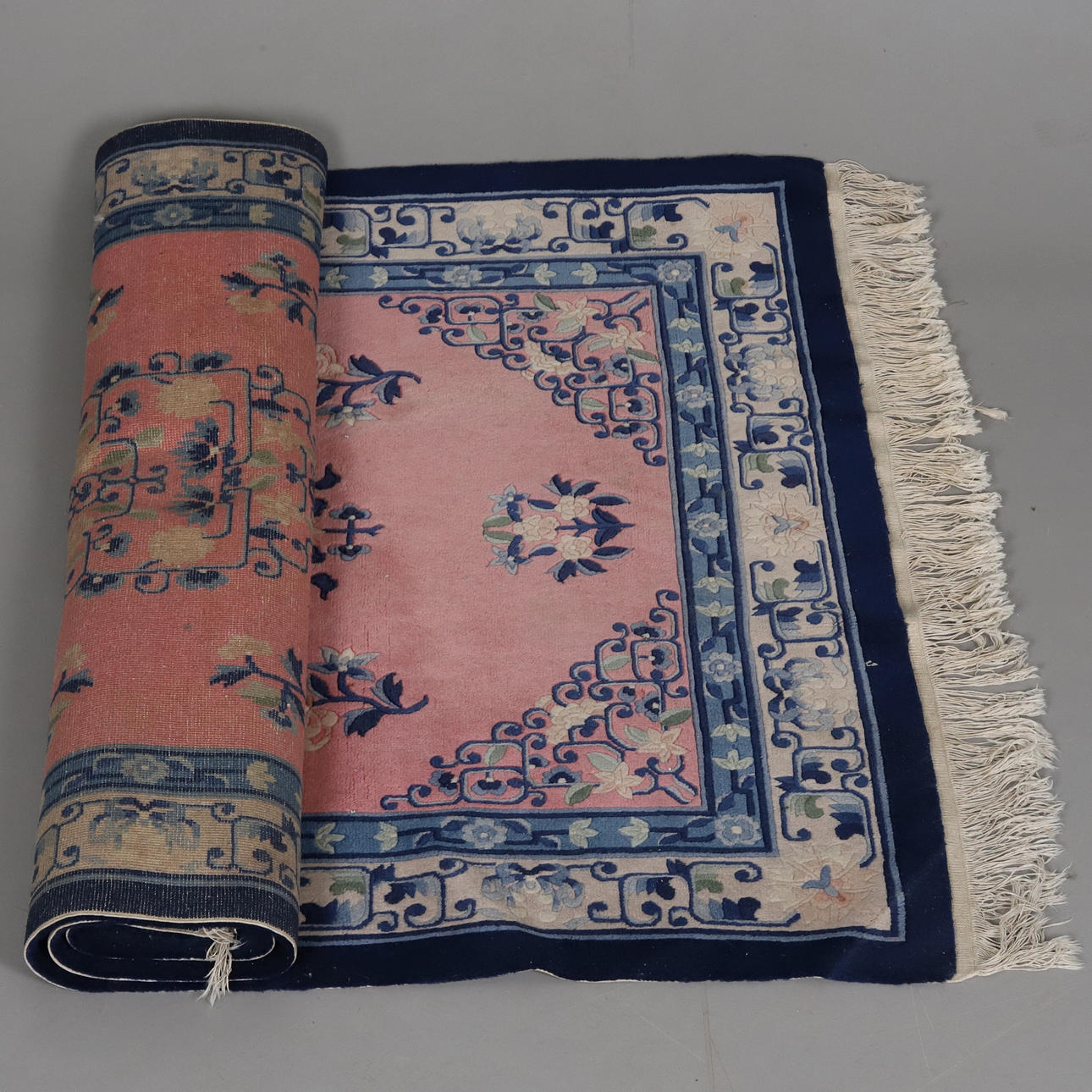 EIN TEPPICH, China, ca. 125x200 cm.