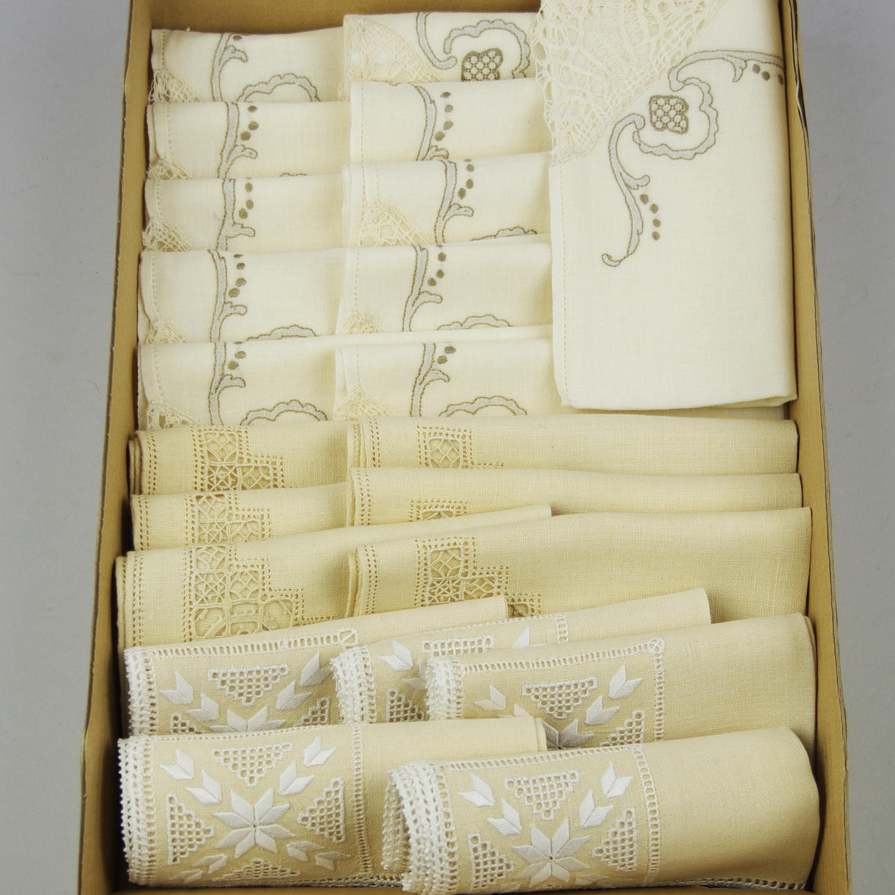 SERVETTER MED HÅLBRODERI.