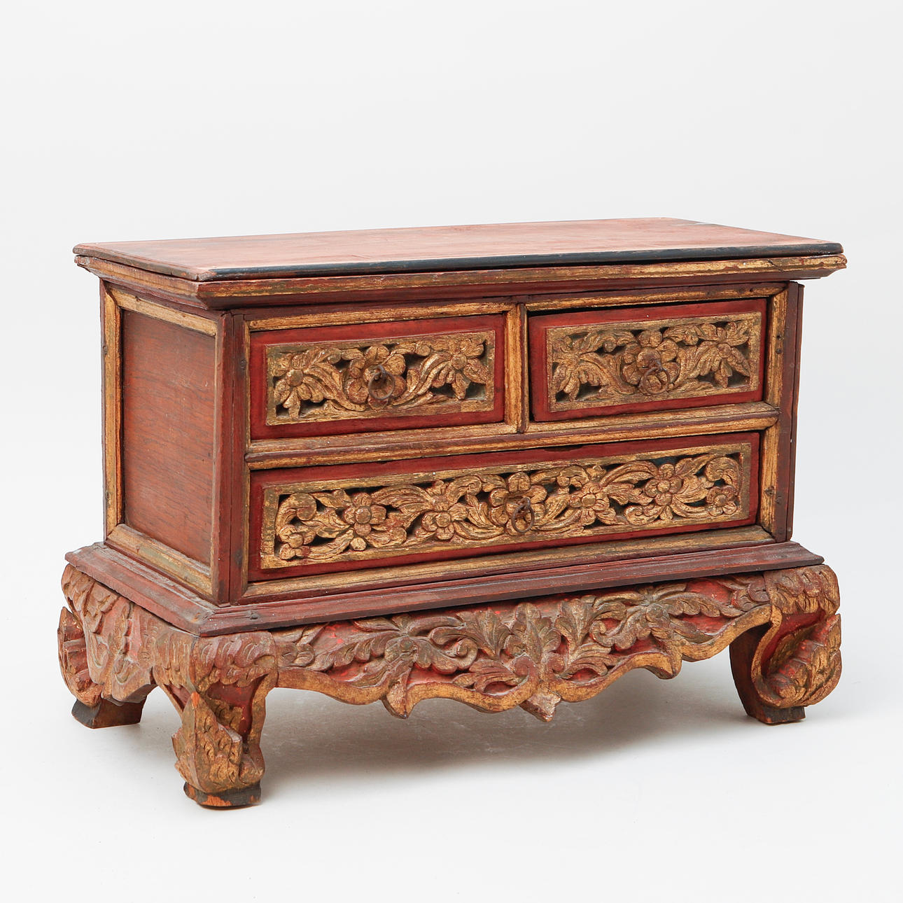 A 20th-century Chinese lacquerwork miniature chest.