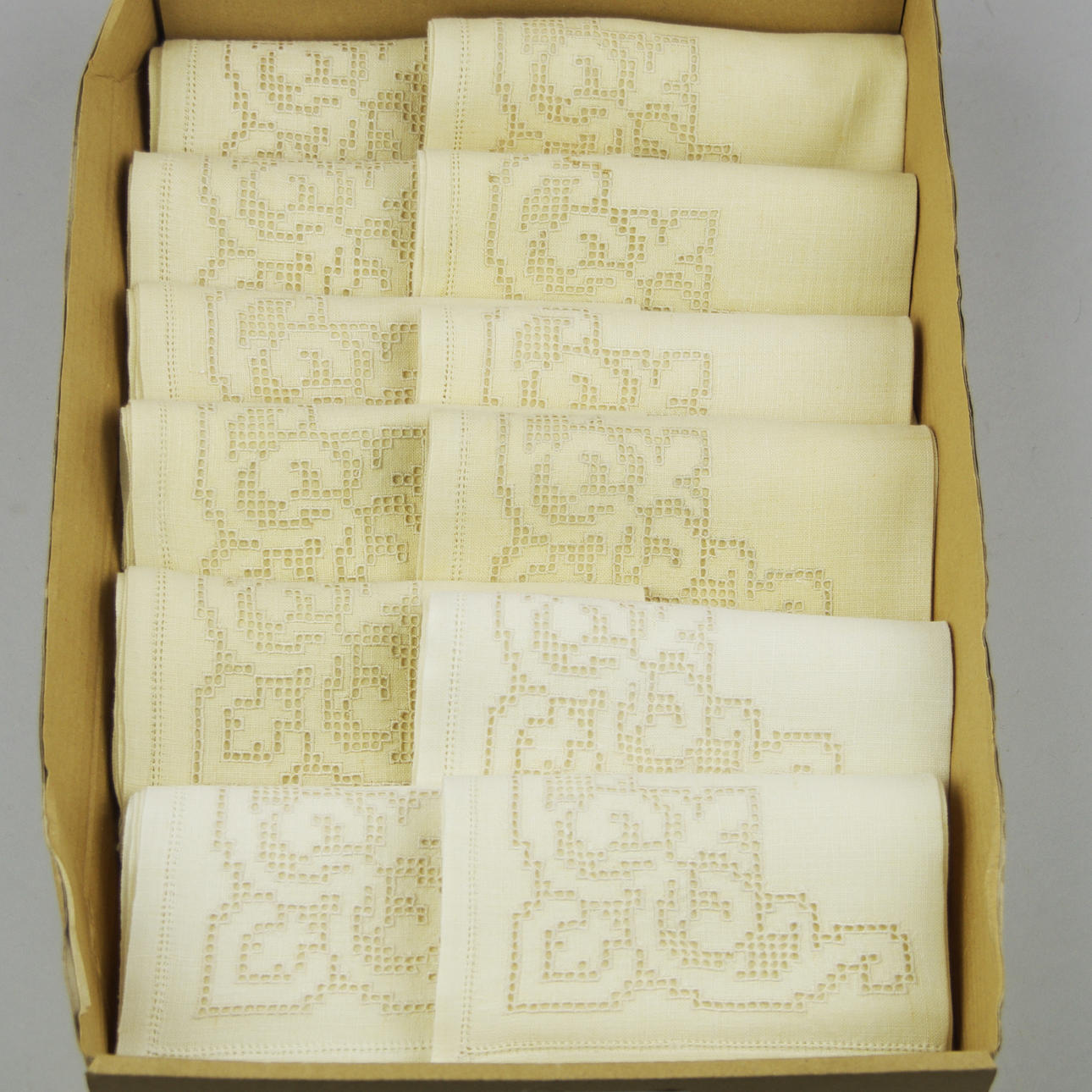 SERVETTER MED HÅLBRODERI.