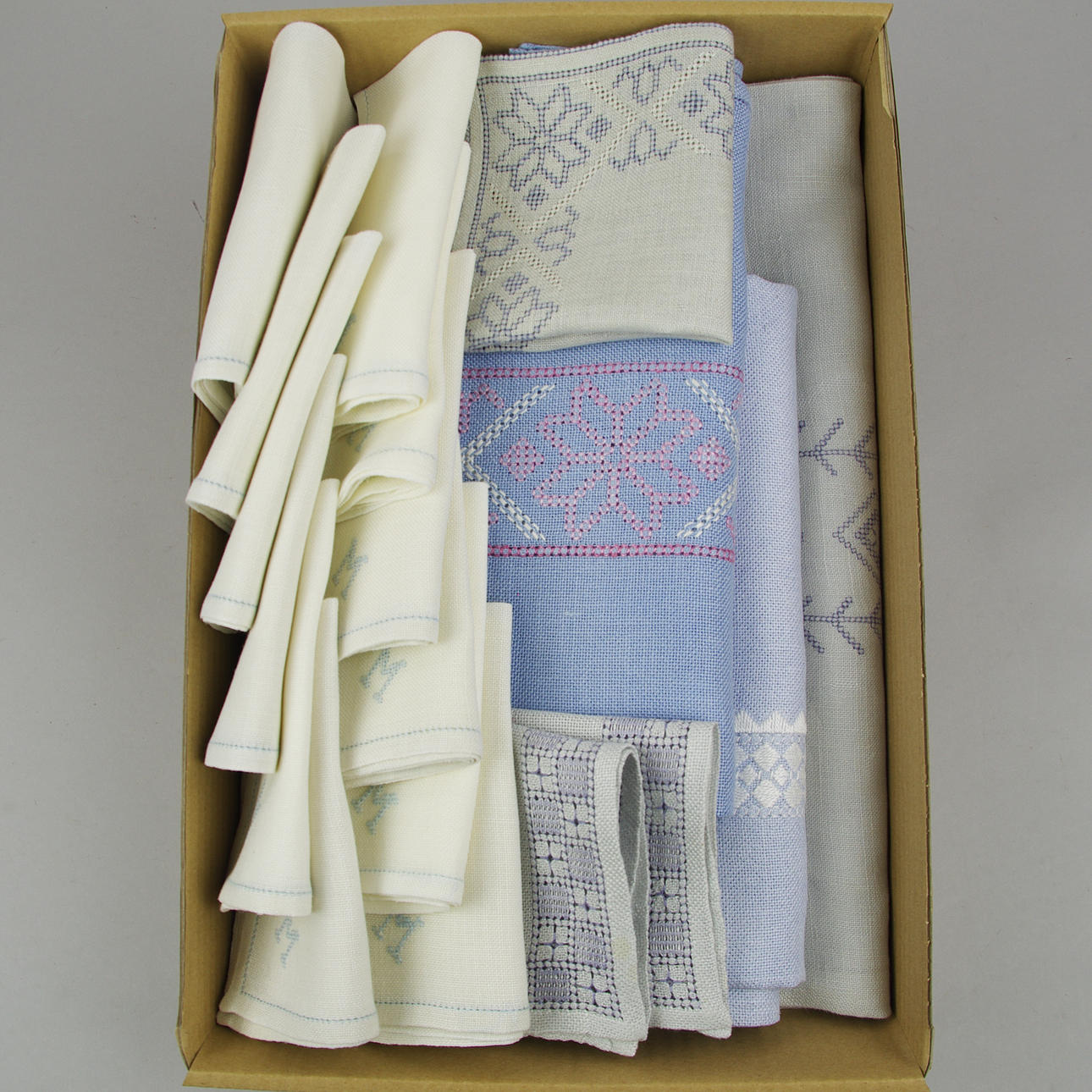 SERVETTER SAMT BRODERADE DUKAR.