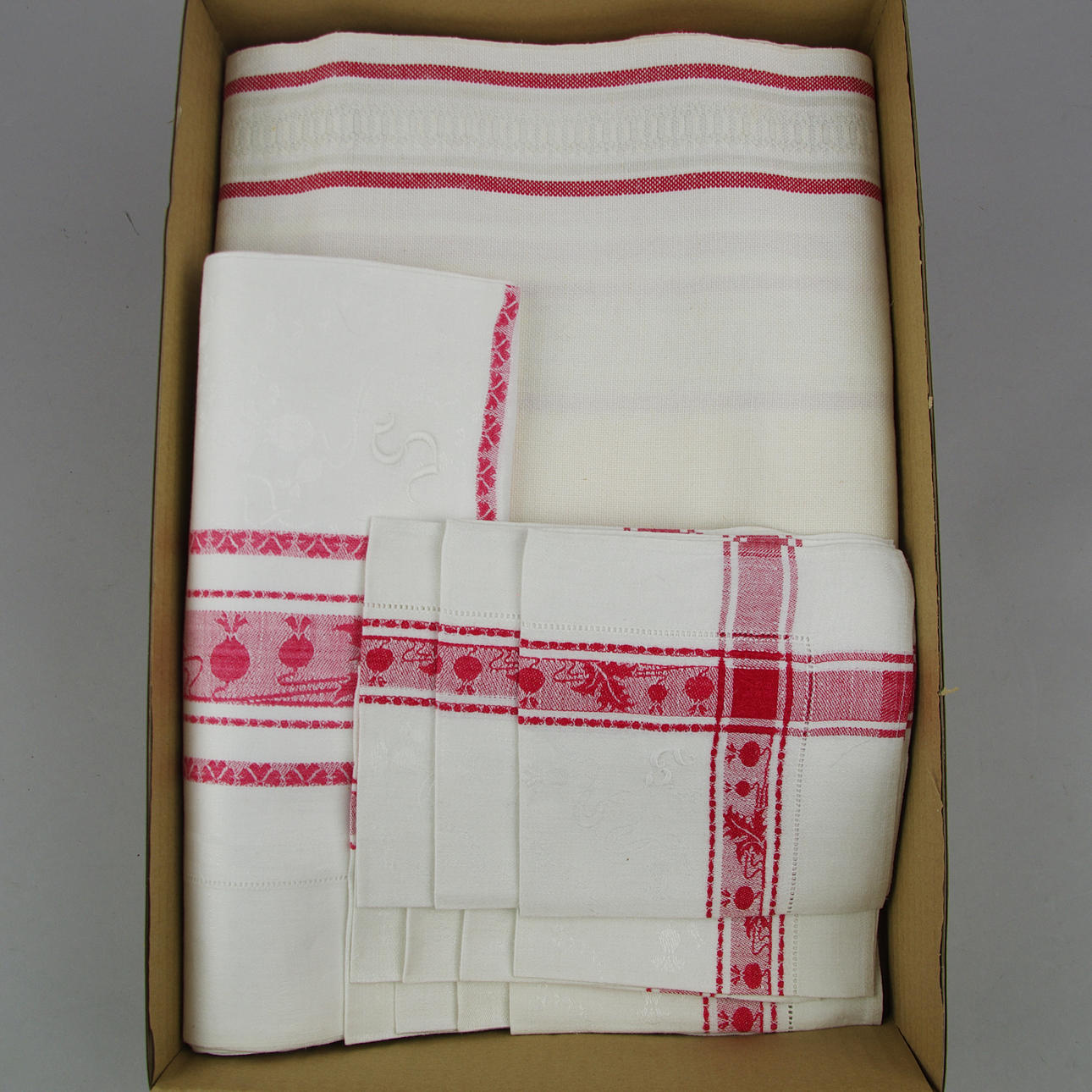 DUKAR SAMT SERVETTER.