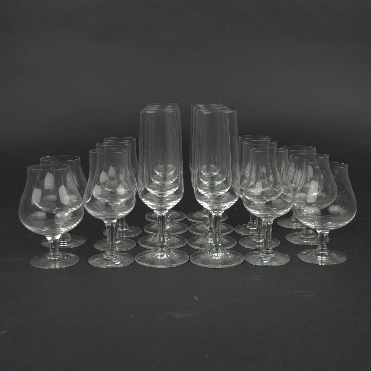 GLASSERVISDELAR, 5 konjakskupor och 6 whiskyglas, Orrefors, samt 8 champagneglas av okänd tillverkare.