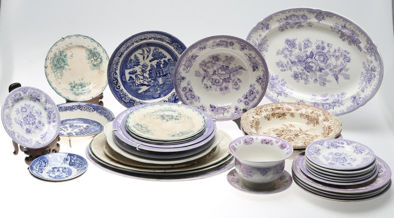 SERVISDELAR, 33 st, keramik, bland annat "Fasan", Gustavsberg, 18/1900-tal.