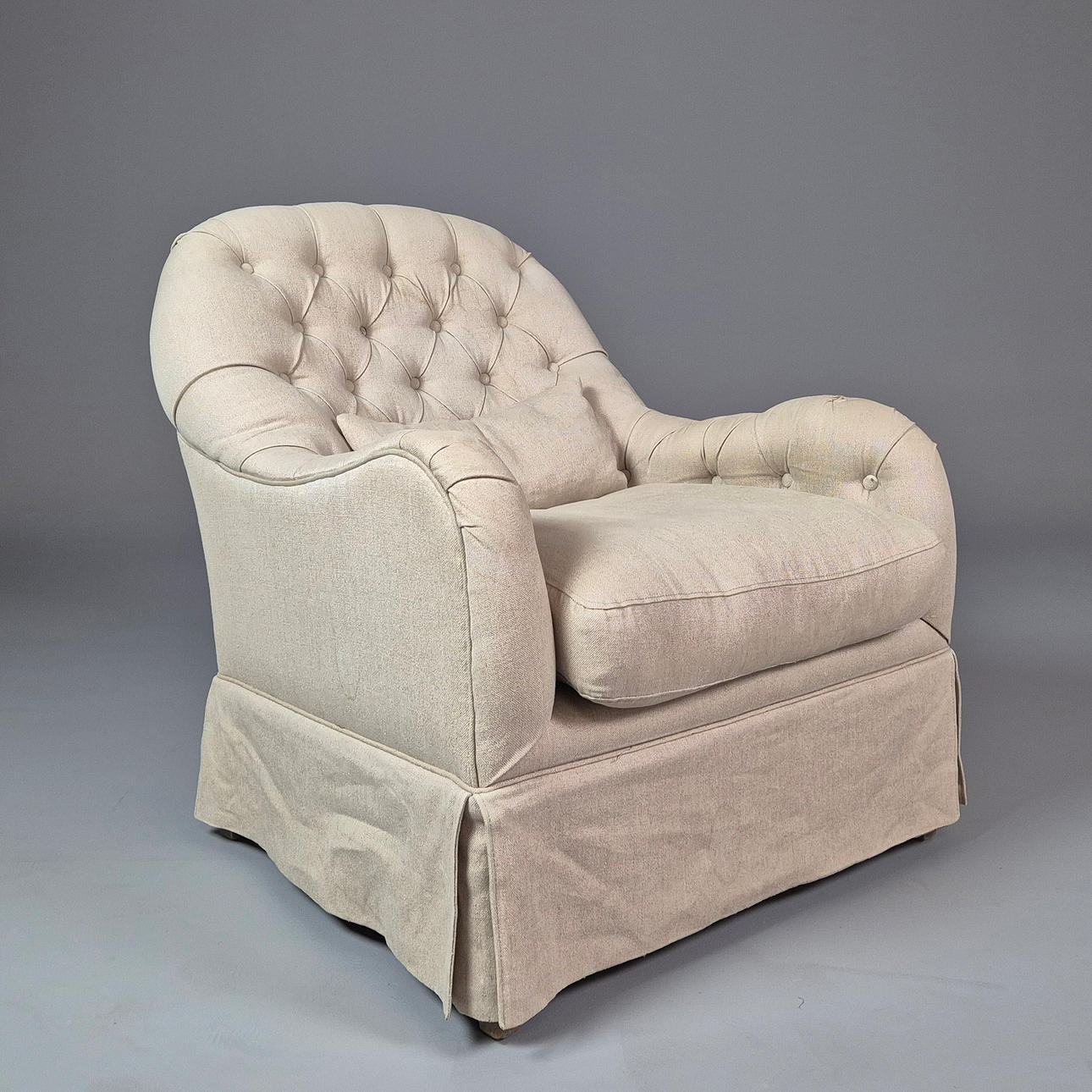 EN KNÄPPT LINNE FÅTÖLJ.