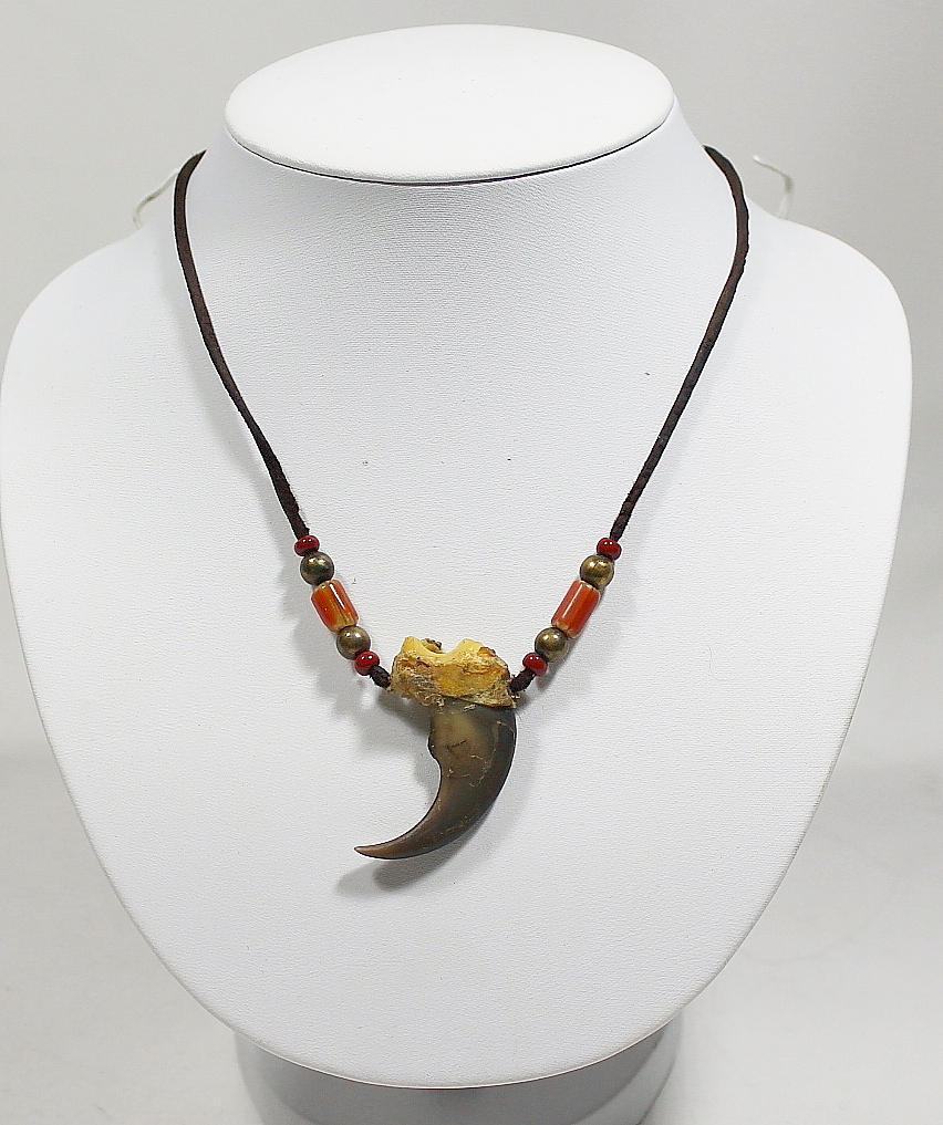 HALSKETTE mit schwarzer Bärenkralle.